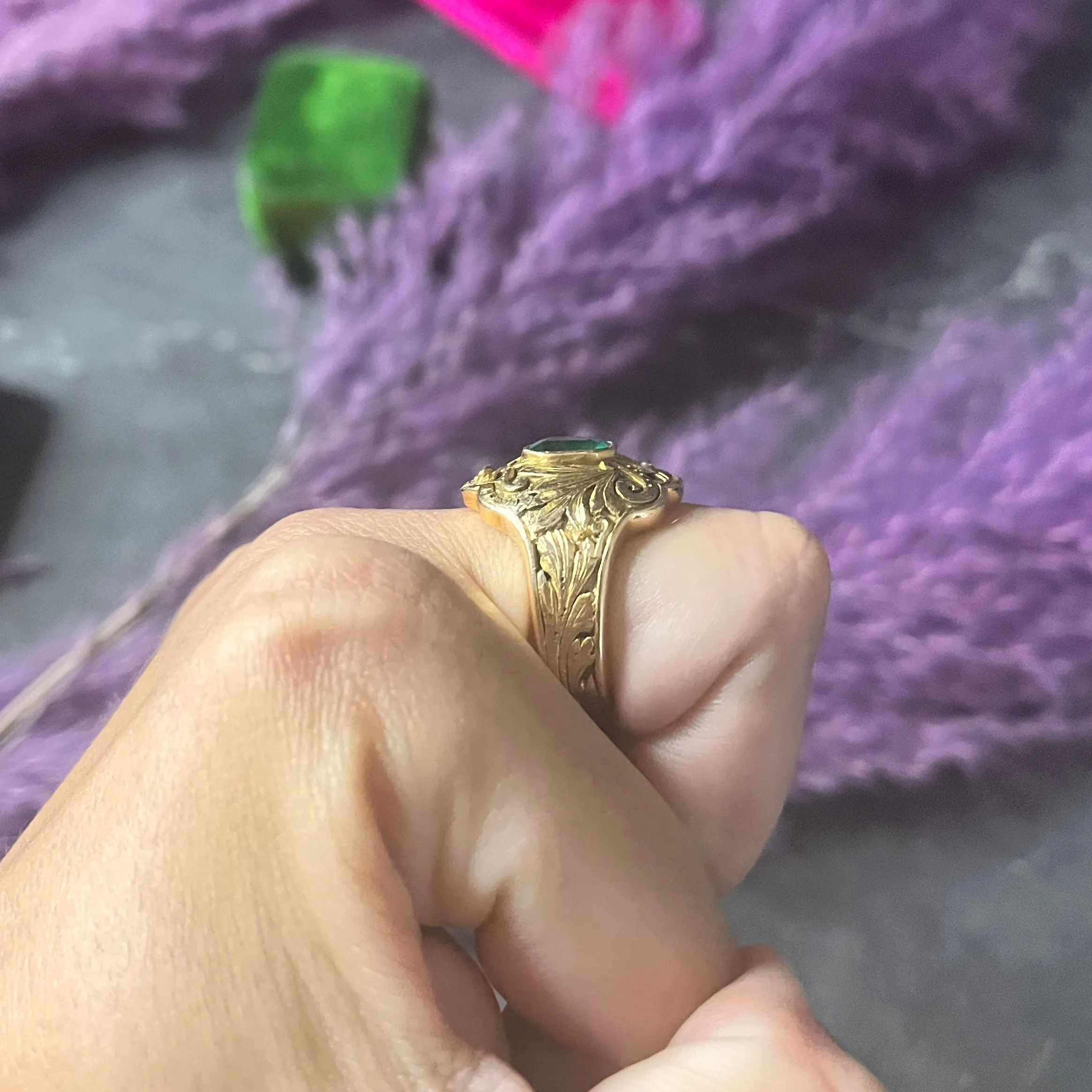 1906 Art Nouveau Emerald 18 Karat Yellow Gold Foliate Antique Band Ring