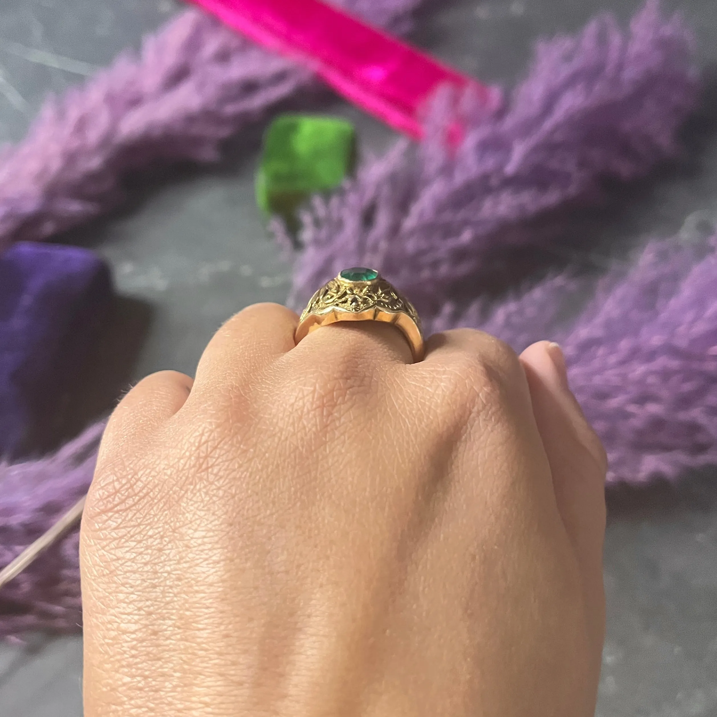 1906 Art Nouveau Emerald 18 Karat Yellow Gold Foliate Antique Band Ring