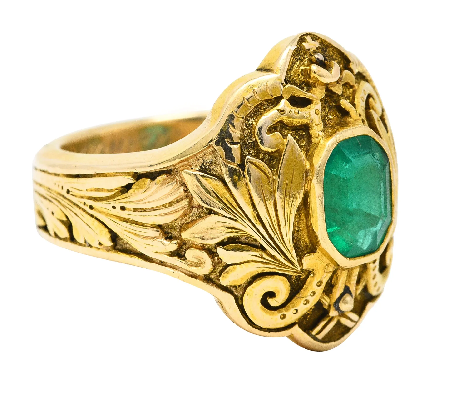 1906 Art Nouveau Emerald 18 Karat Yellow Gold Foliate Antique Band Ring