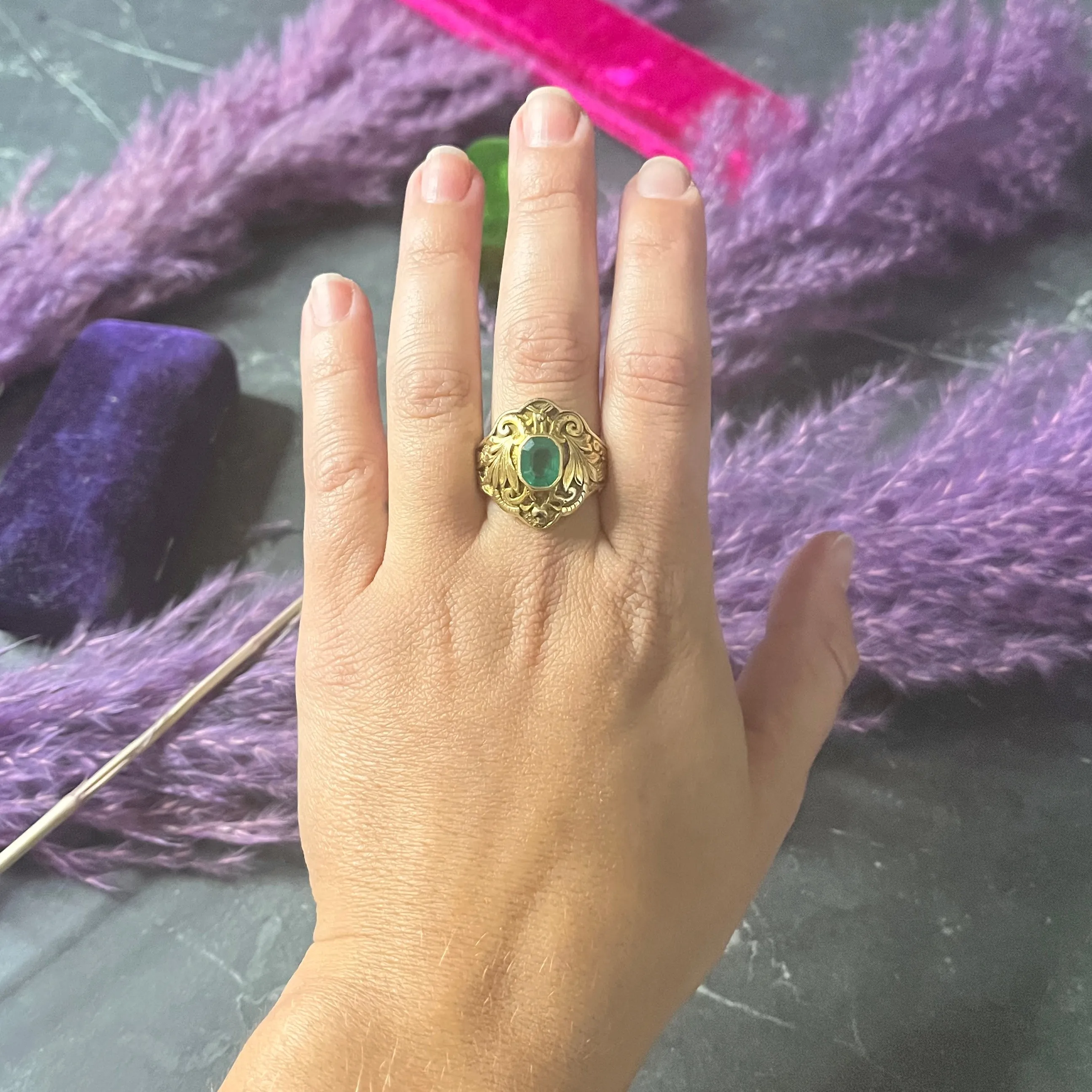 1906 Art Nouveau Emerald 18 Karat Yellow Gold Foliate Antique Band Ring
