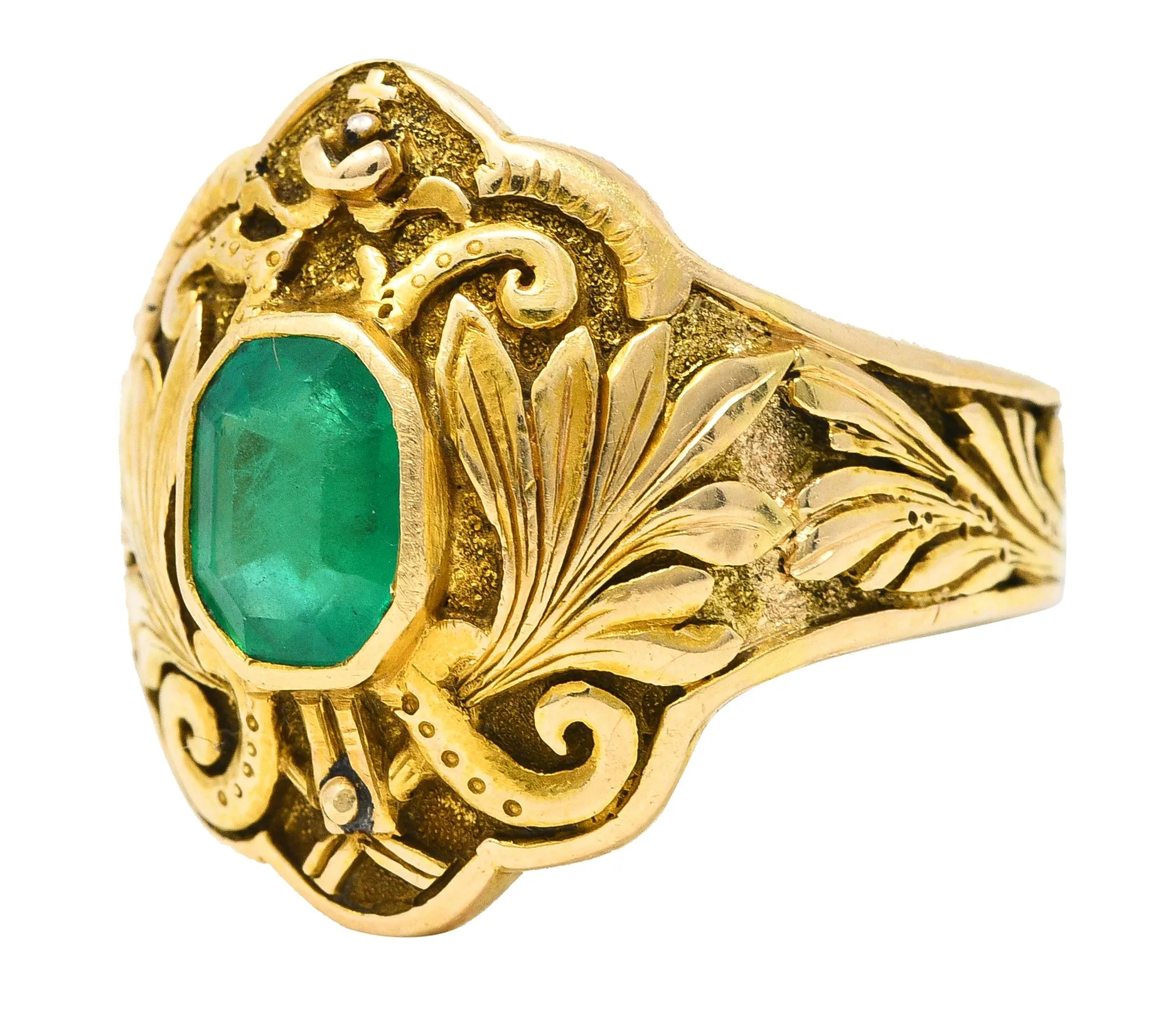 1906 Art Nouveau Emerald 18 Karat Yellow Gold Foliate Antique Band Ring