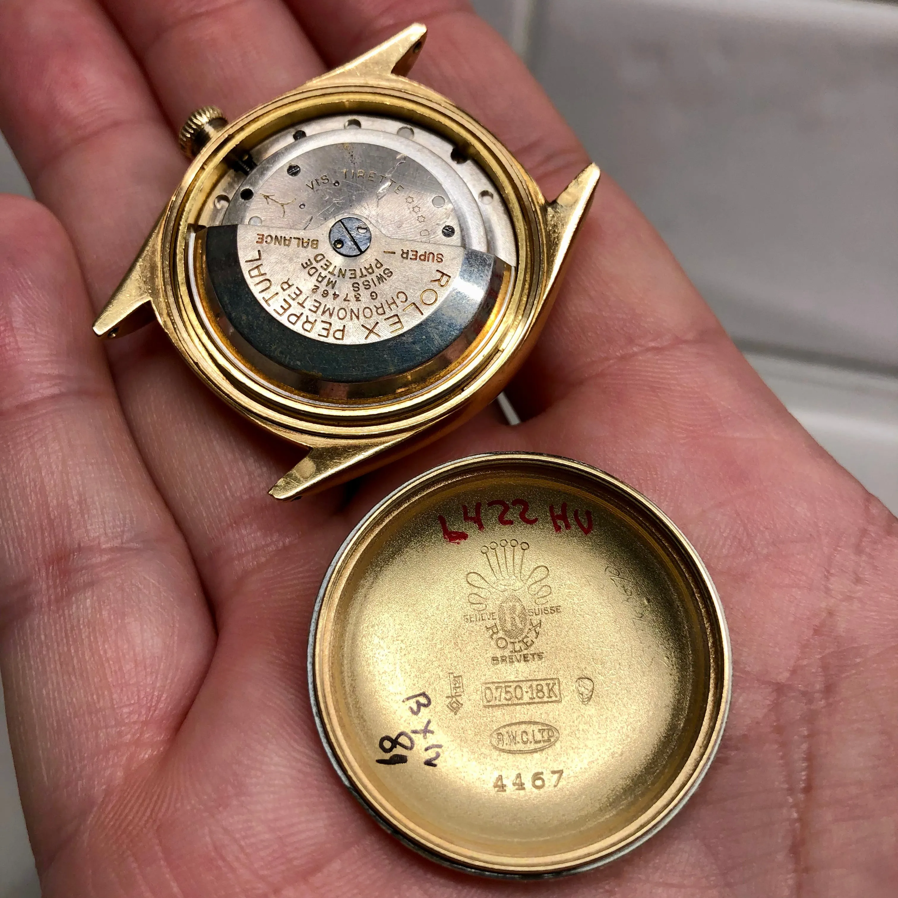 1946 Rolex Oyster Perpetual "Pre Datejust" 4467 Ovettone 18K Yellow Gold Roulette Date Wheel Automatic Wristwatch