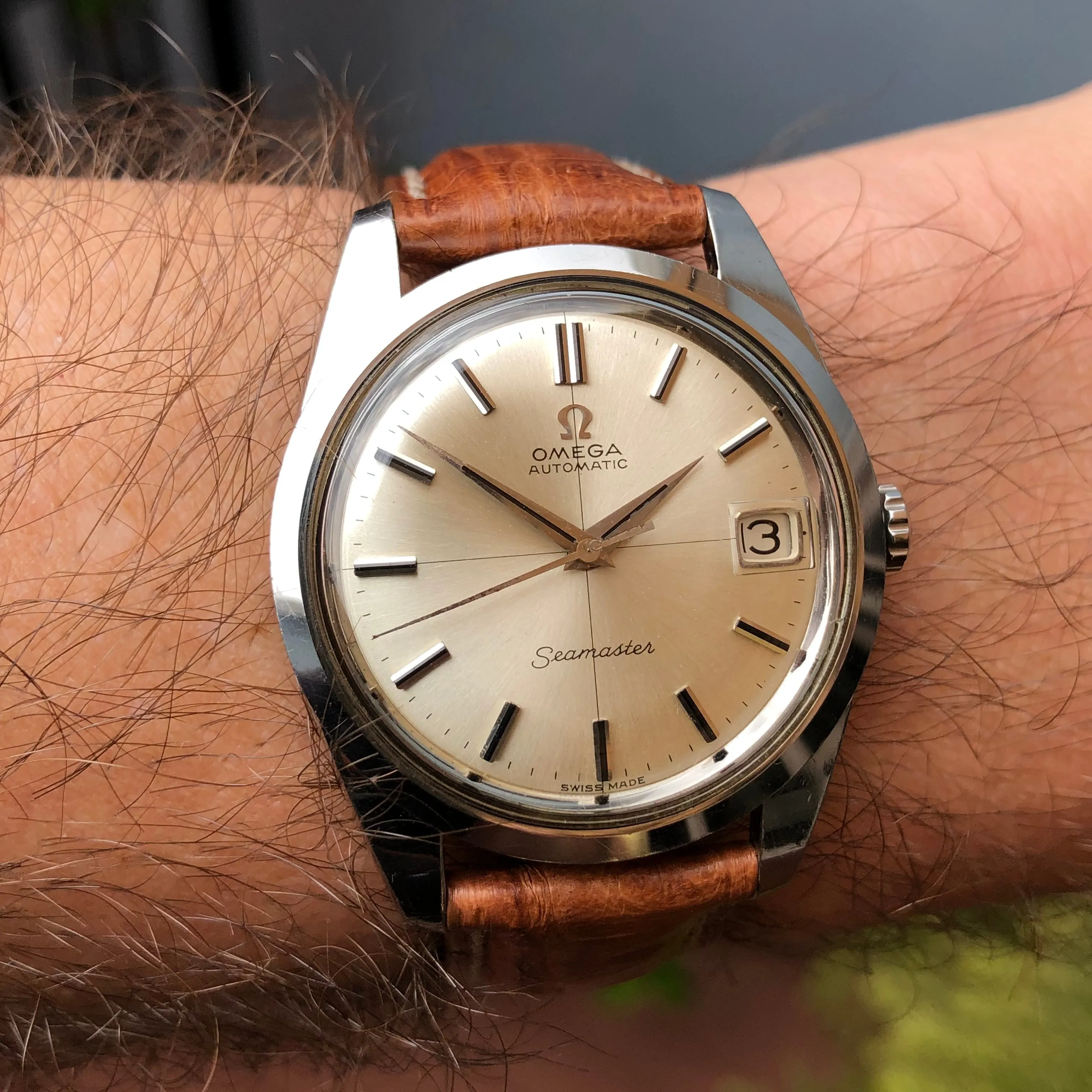 1964 Omega Seamaster 166.010 Steel Cross Hair Caliber 562 Automatic Date Wristwatch
