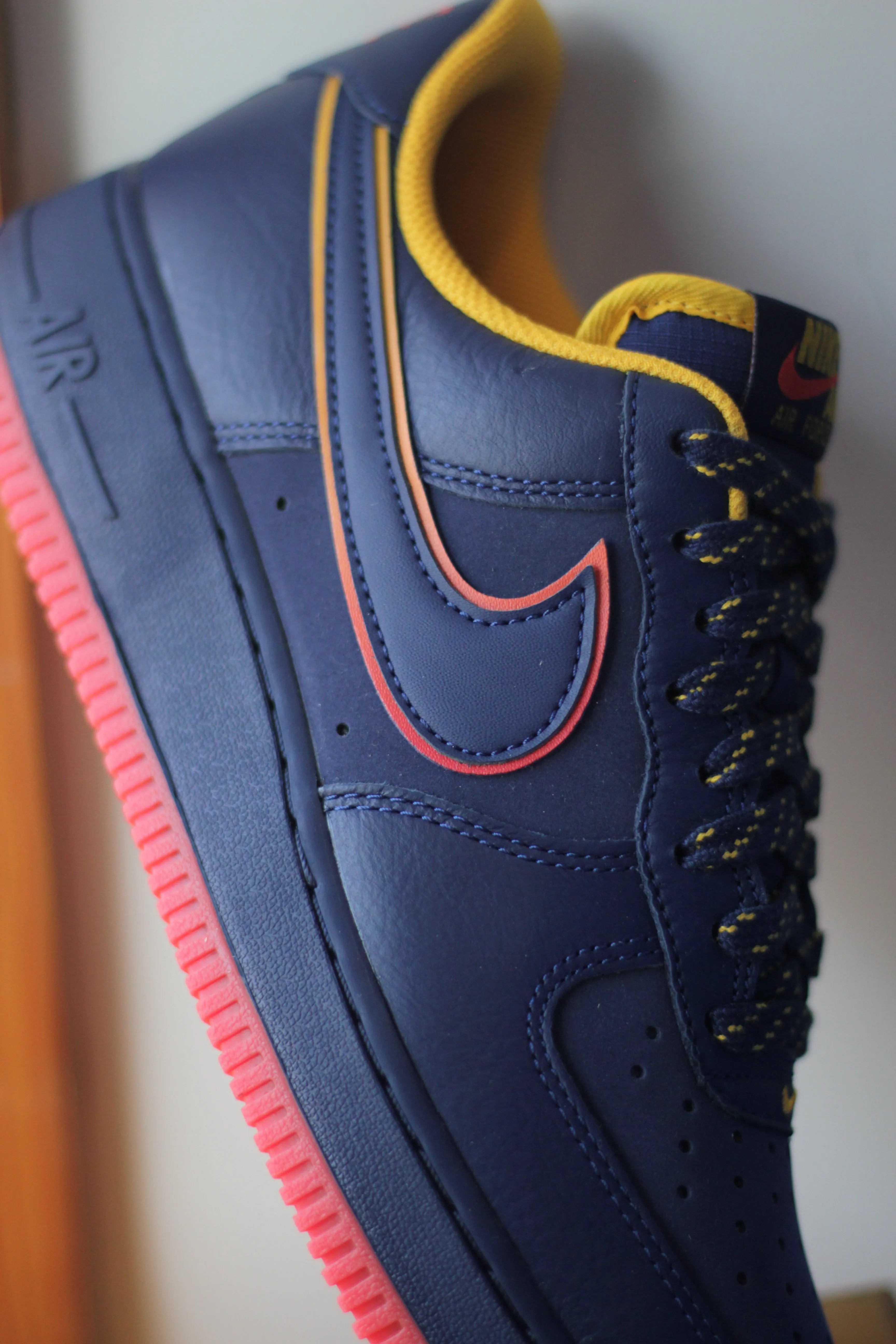 AIR FORCE 1 '07 LV8 "MIDNIGHT NAVY/BLUE VOID-LT CRIMSON"