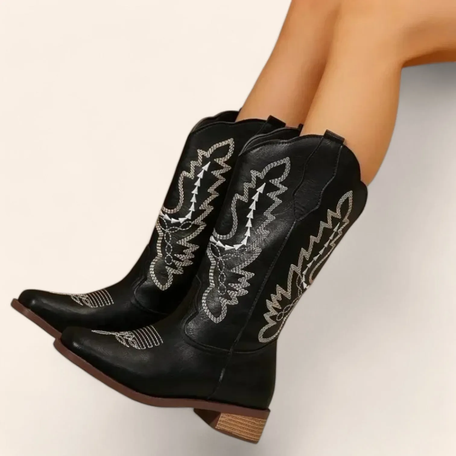Black cowboy boots with white embroidery and low heels - N°18