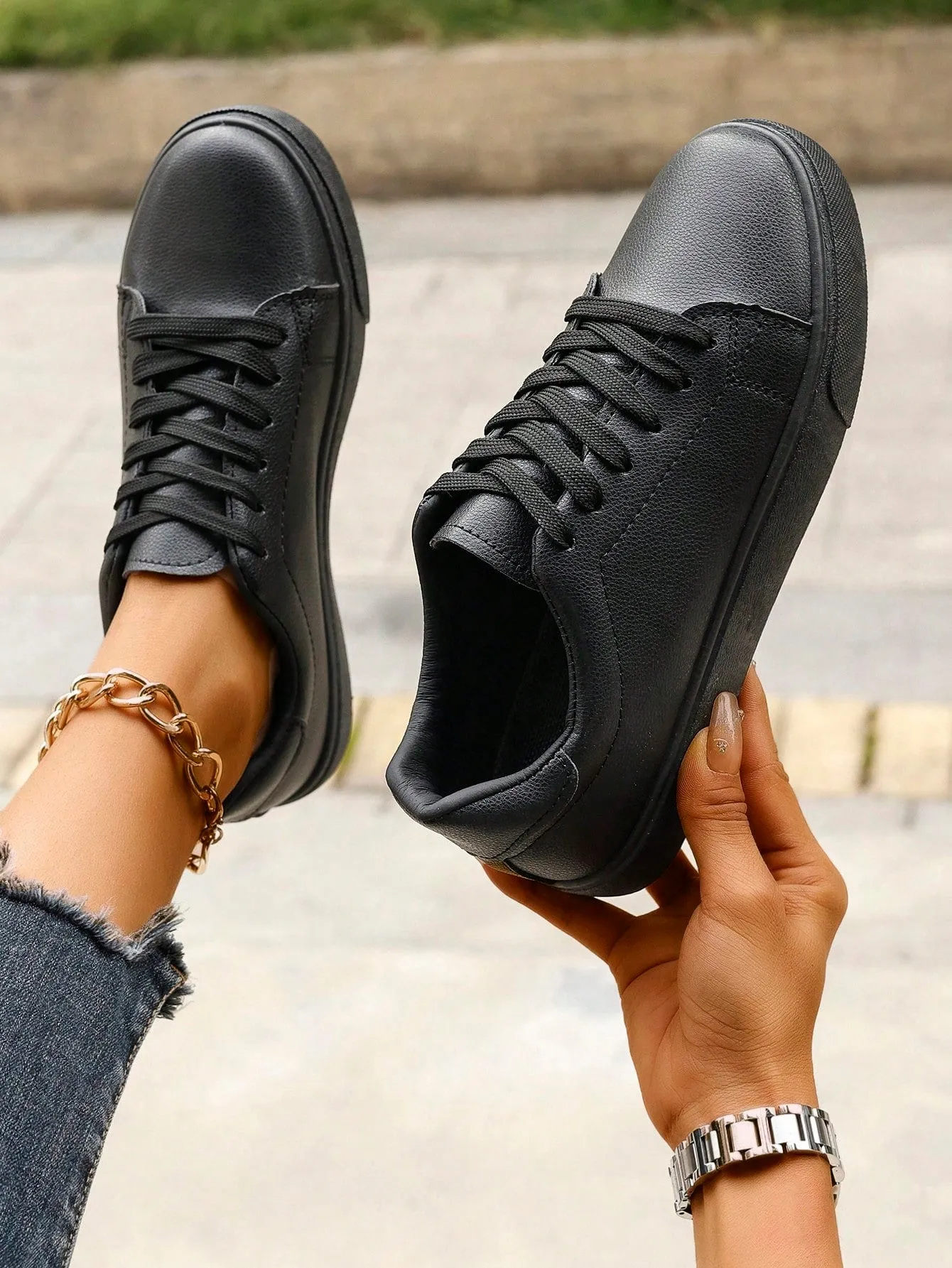 Comfortable Flat Athletic Shoes With Casual Lace-up Design