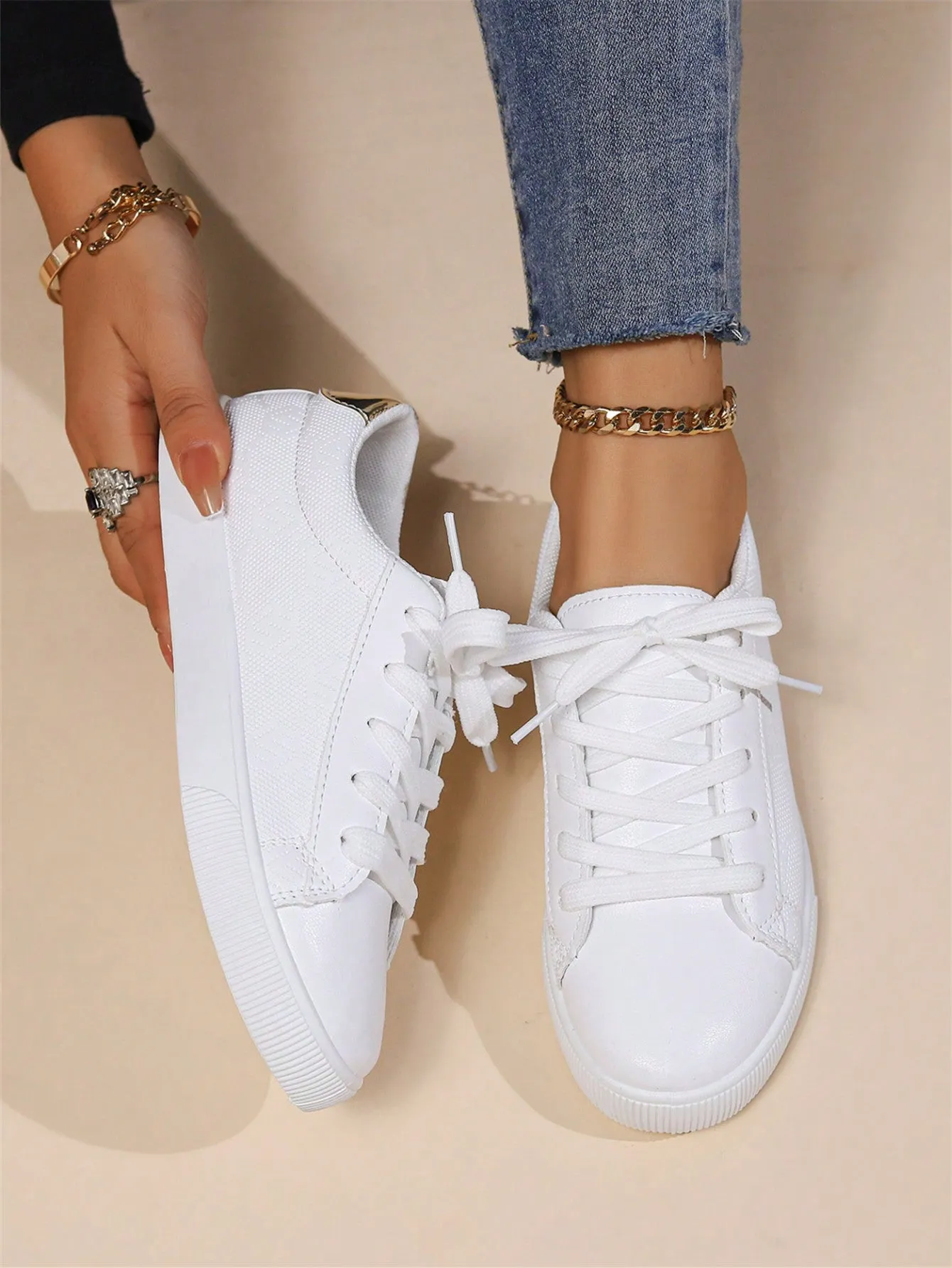 Comfortable Flat Athletic Shoes With Casual Lace-up Design