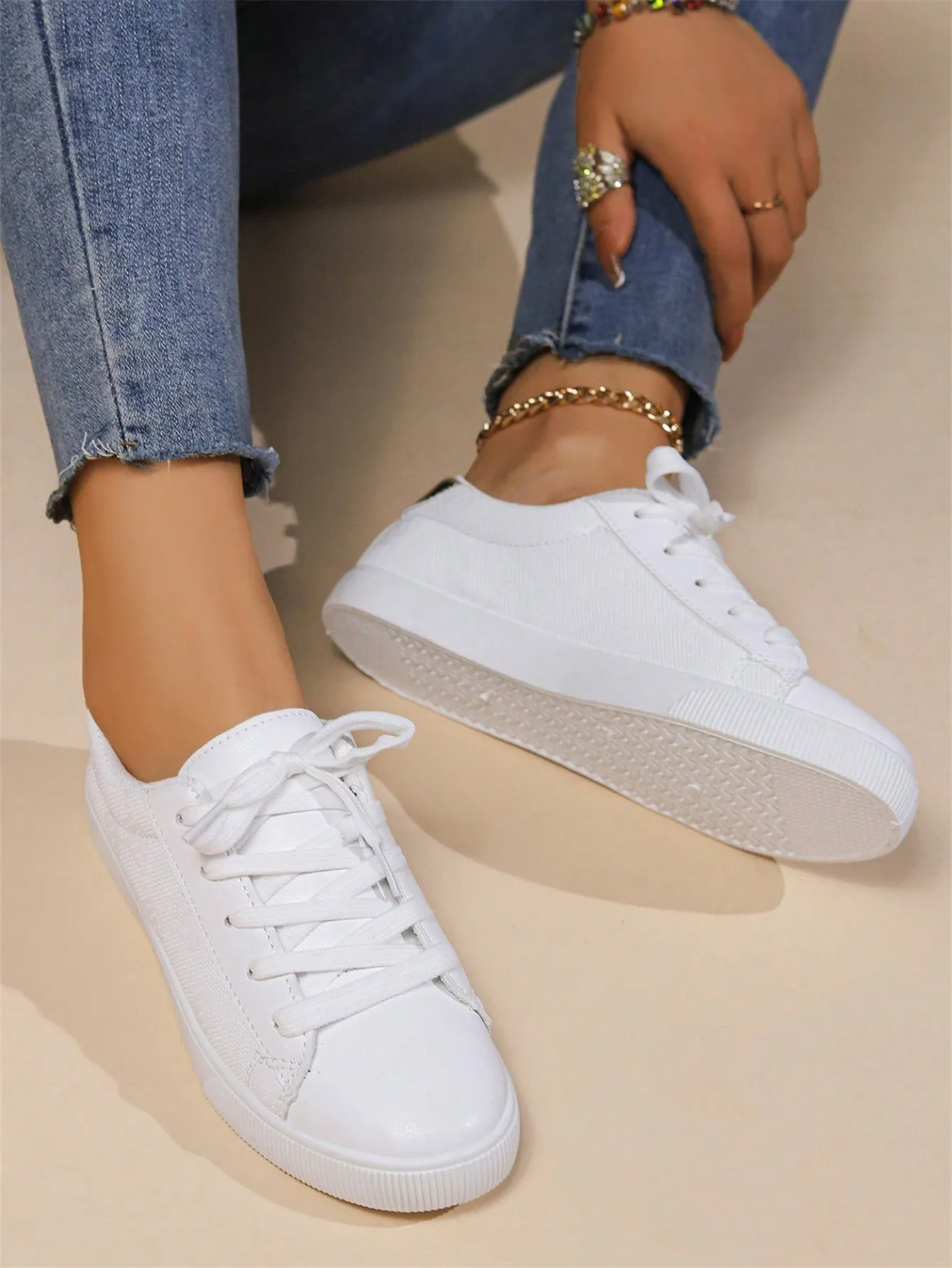 Comfortable Flat Athletic Shoes With Casual Lace-up Design