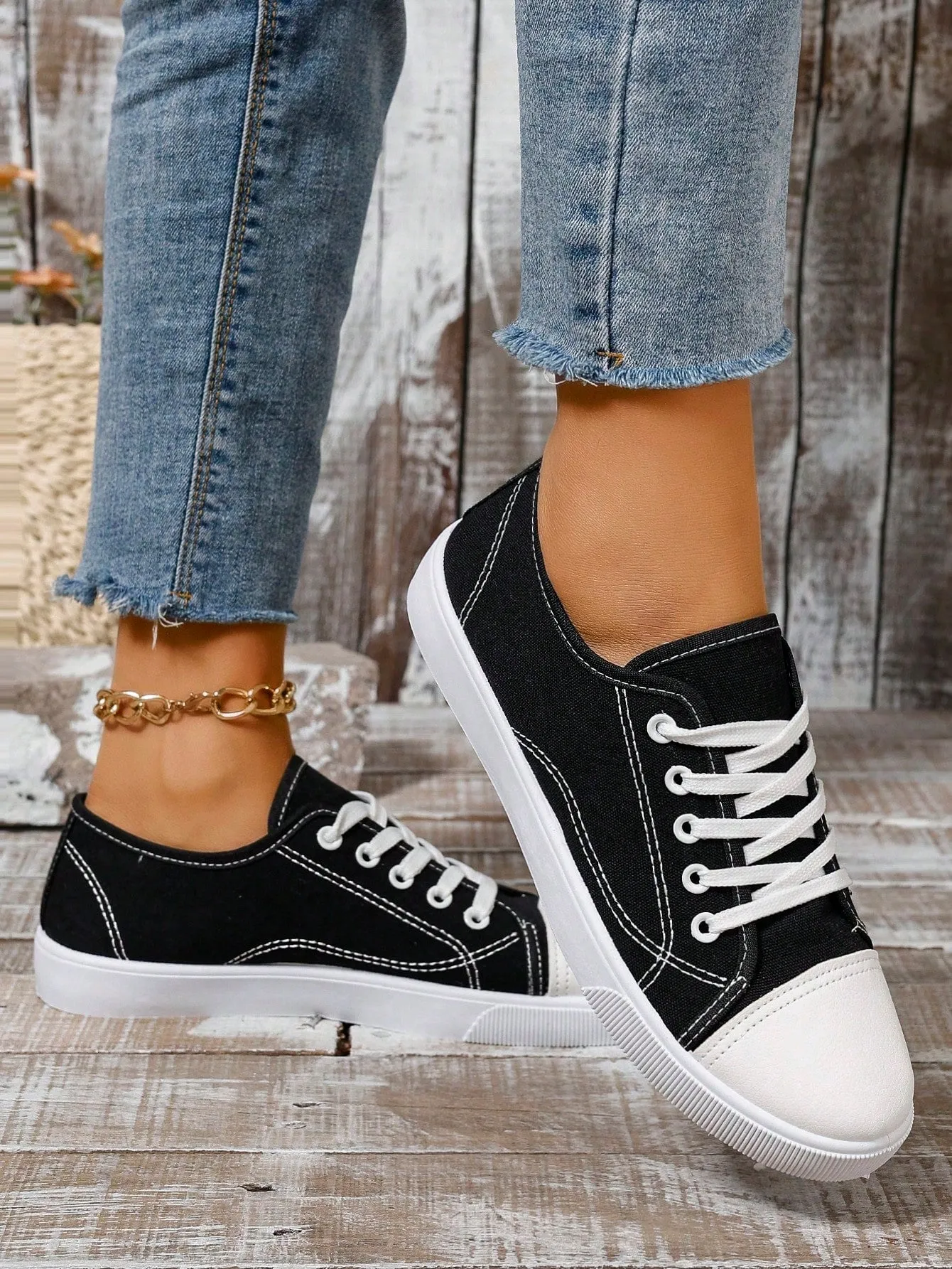 Comfortable Flat Athletic Shoes With Casual Lace-up Design