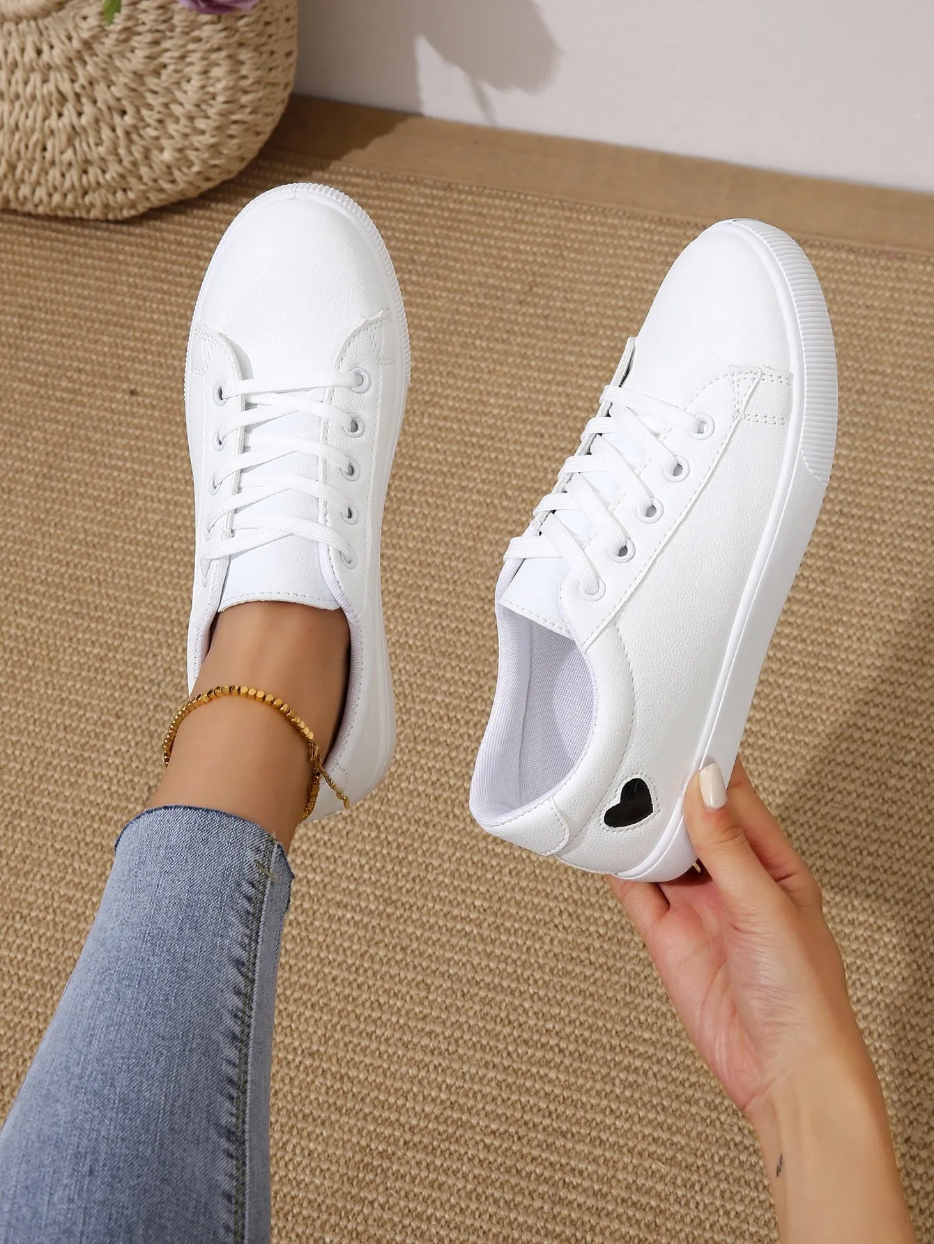 Comfortable Flat Athletic Shoes With Casual Lace-up Design