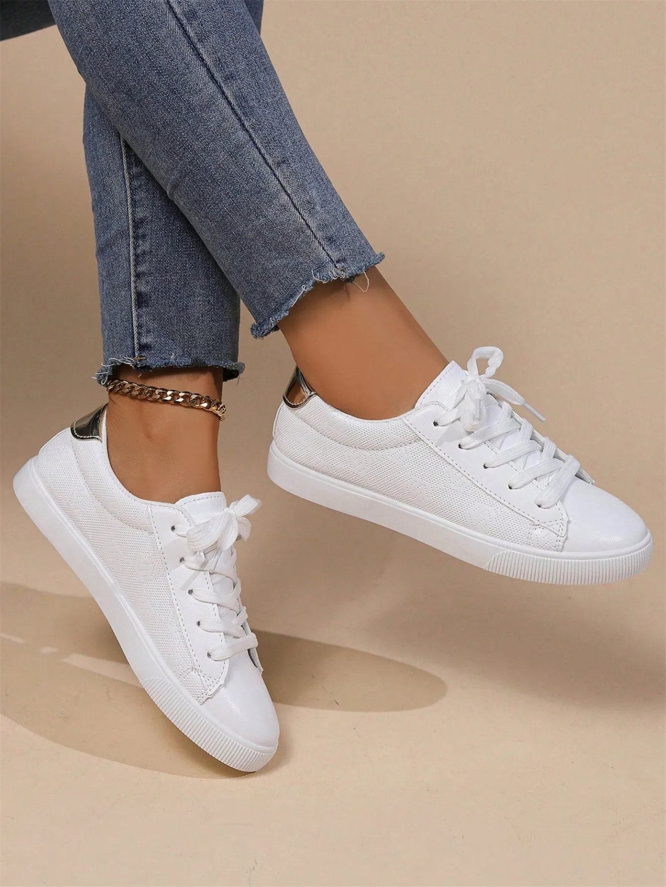 Comfortable Flat Athletic Shoes With Casual Lace-up Design