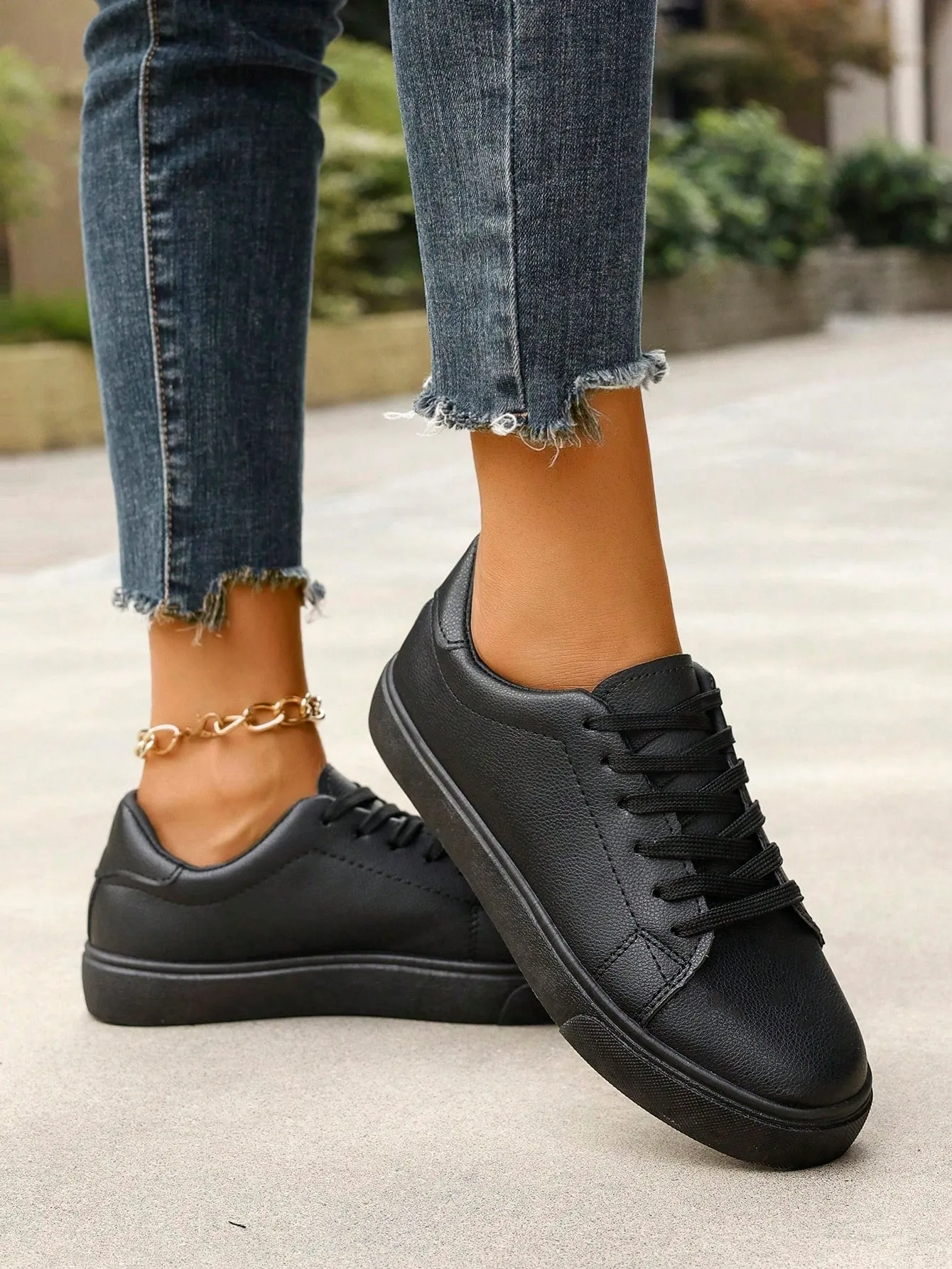 Comfortable Flat Athletic Shoes With Casual Lace-up Design