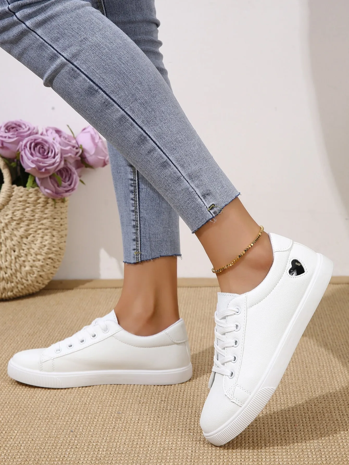 Comfortable Flat Athletic Shoes With Casual Lace-up Design