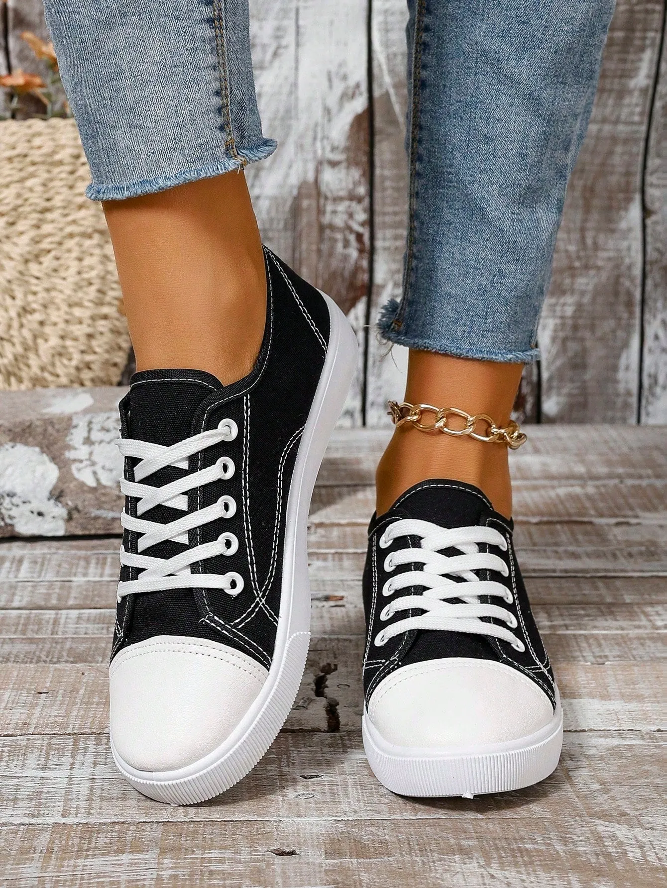 Comfortable Flat Athletic Shoes With Casual Lace-up Design