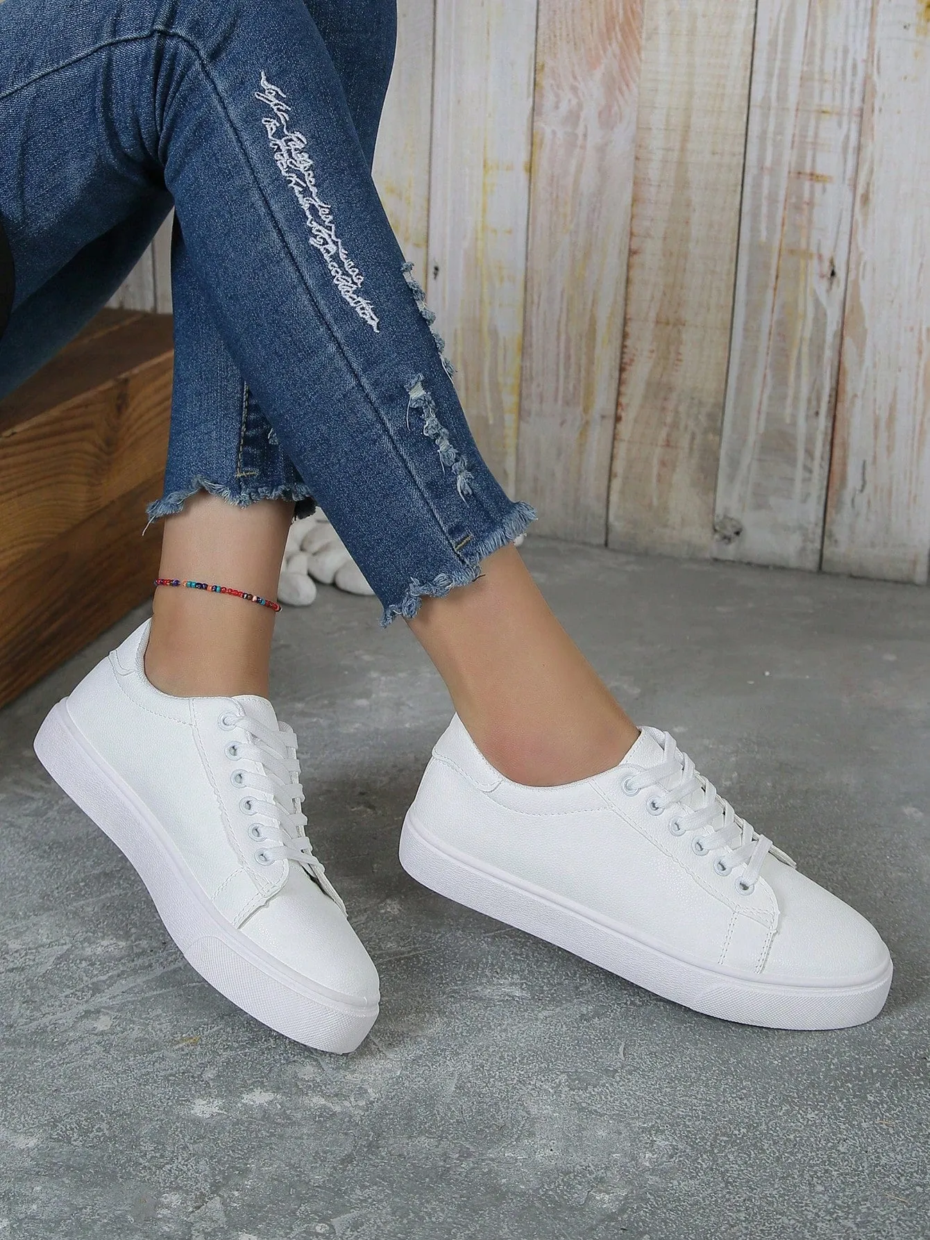 Comfortable Flat Athletic Shoes With Casual Lace-up Design