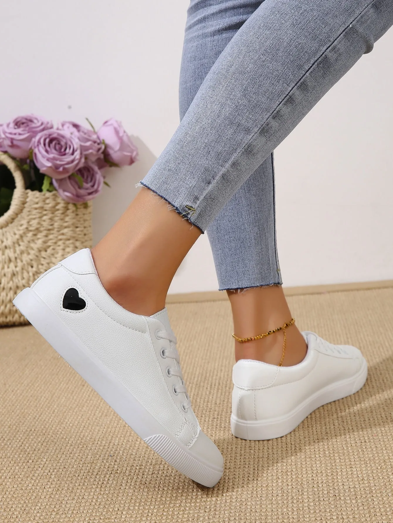Comfortable Flat Athletic Shoes With Casual Lace-up Design