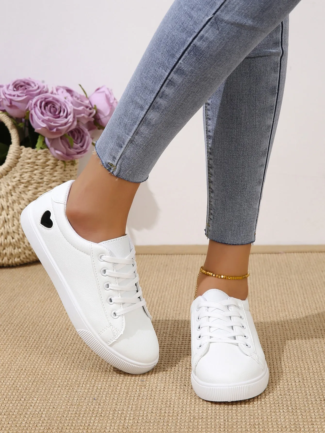 Comfortable Flat Athletic Shoes With Casual Lace-up Design
