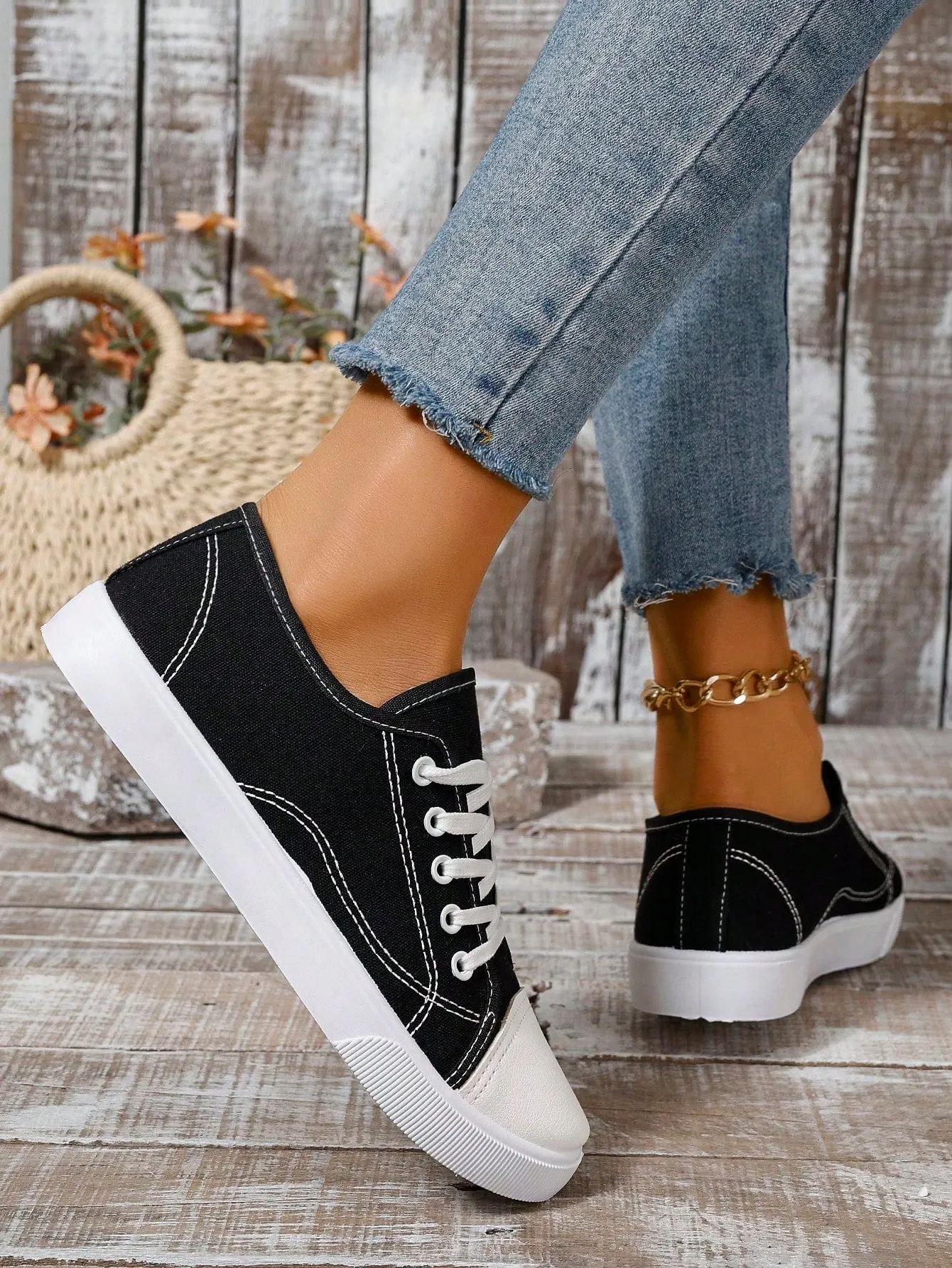 Comfortable Flat Athletic Shoes With Casual Lace-up Design