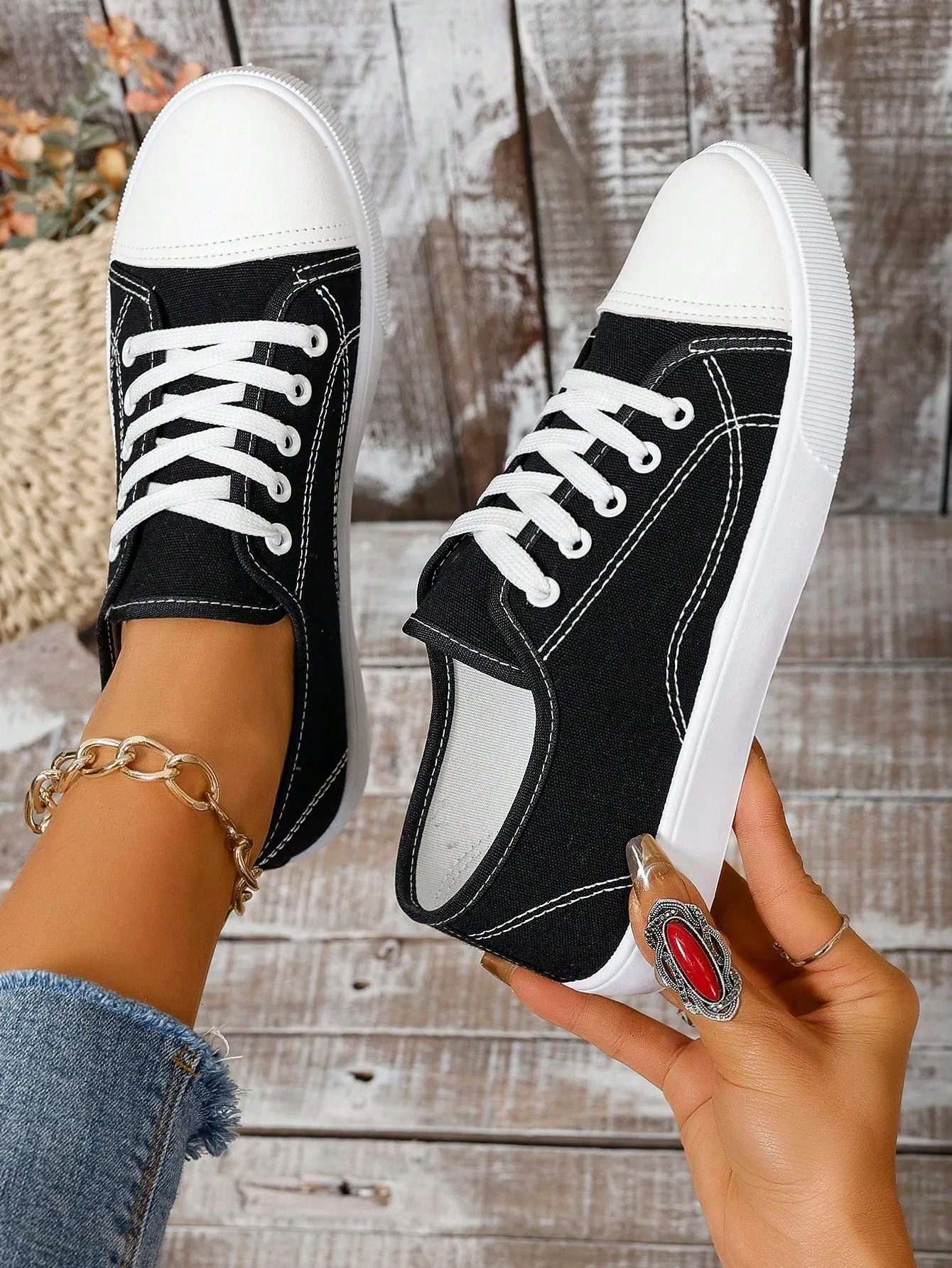 Comfortable Flat Athletic Shoes With Casual Lace-up Design