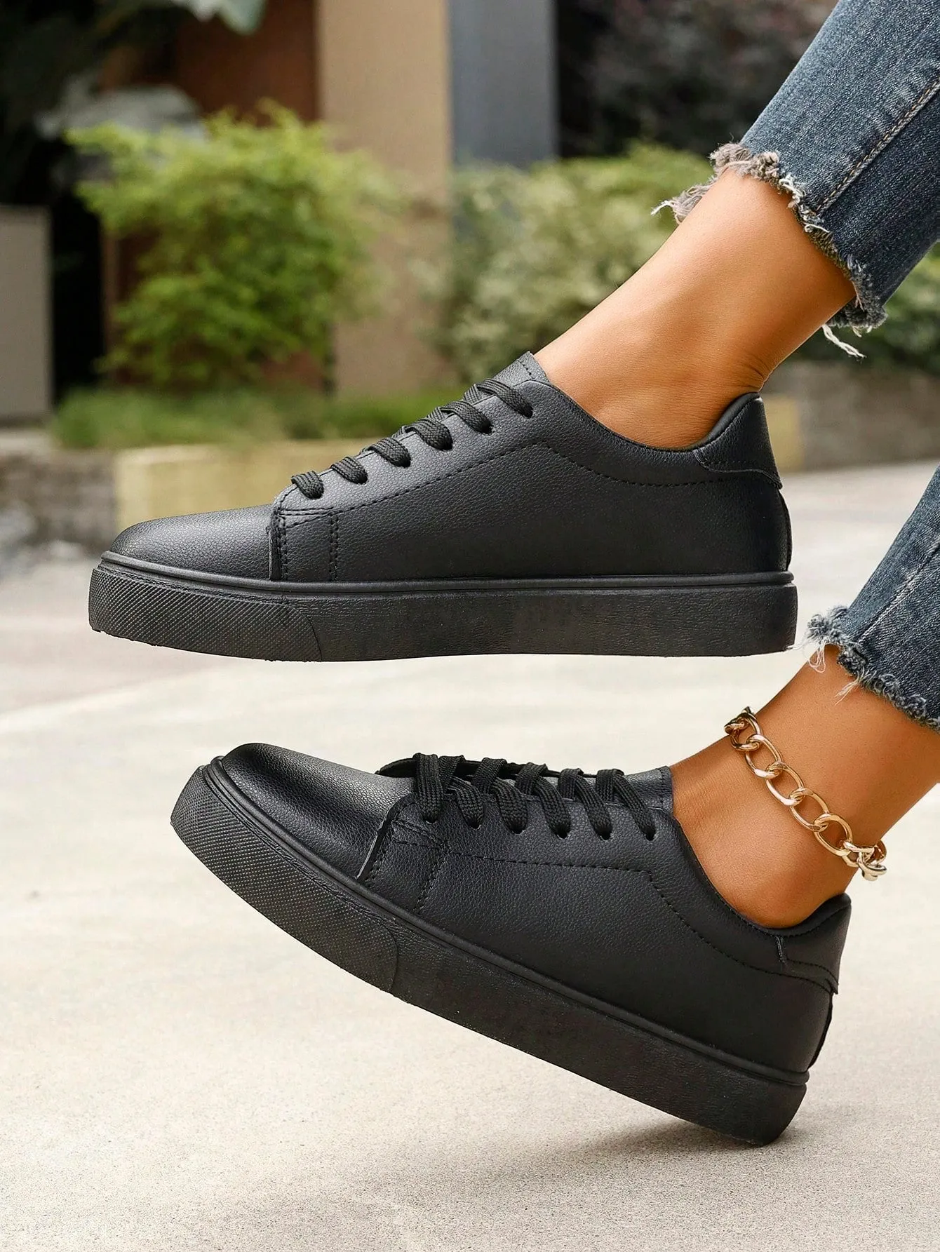 Comfortable Flat Athletic Shoes With Casual Lace-up Design