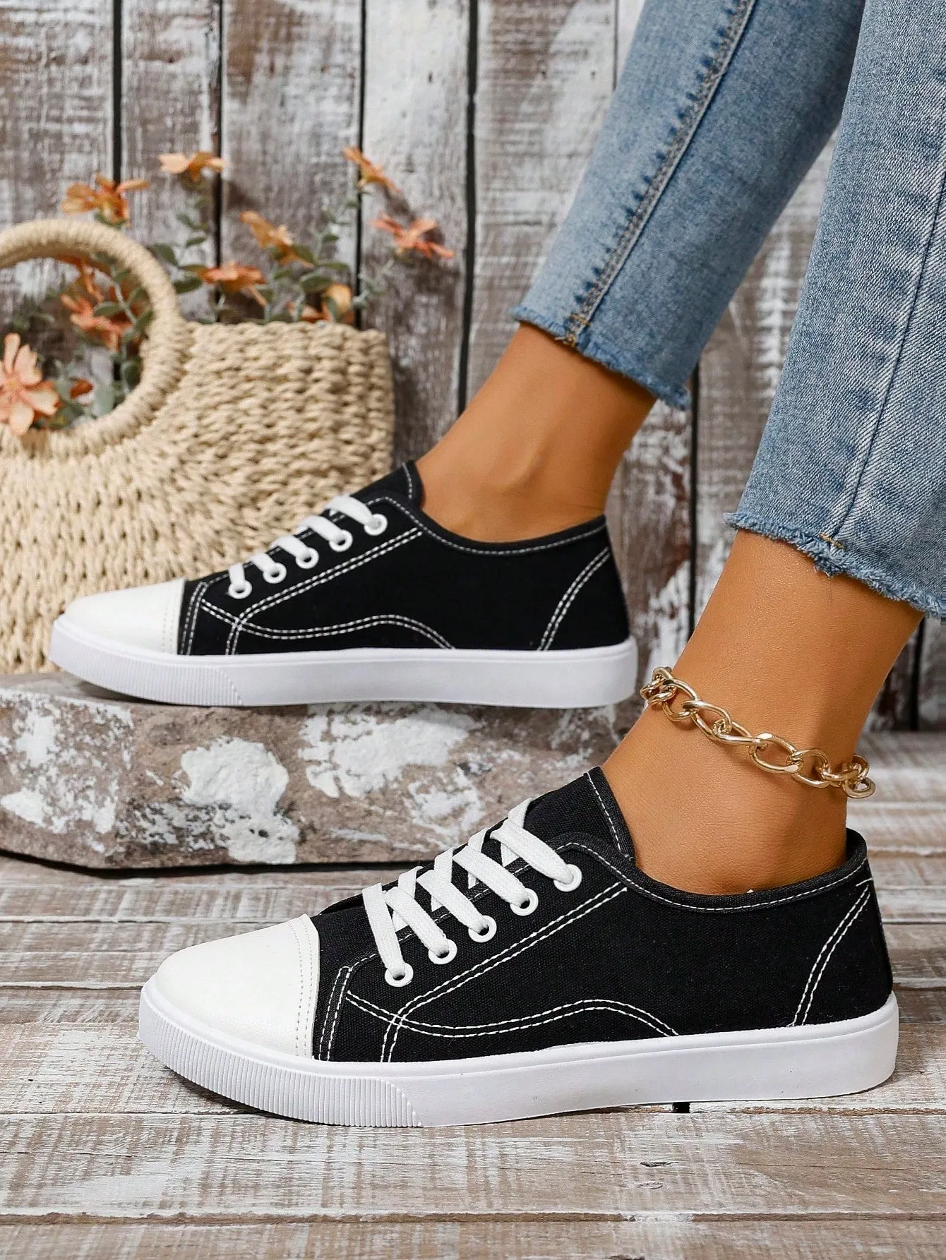 Comfortable Flat Athletic Shoes With Casual Lace-up Design