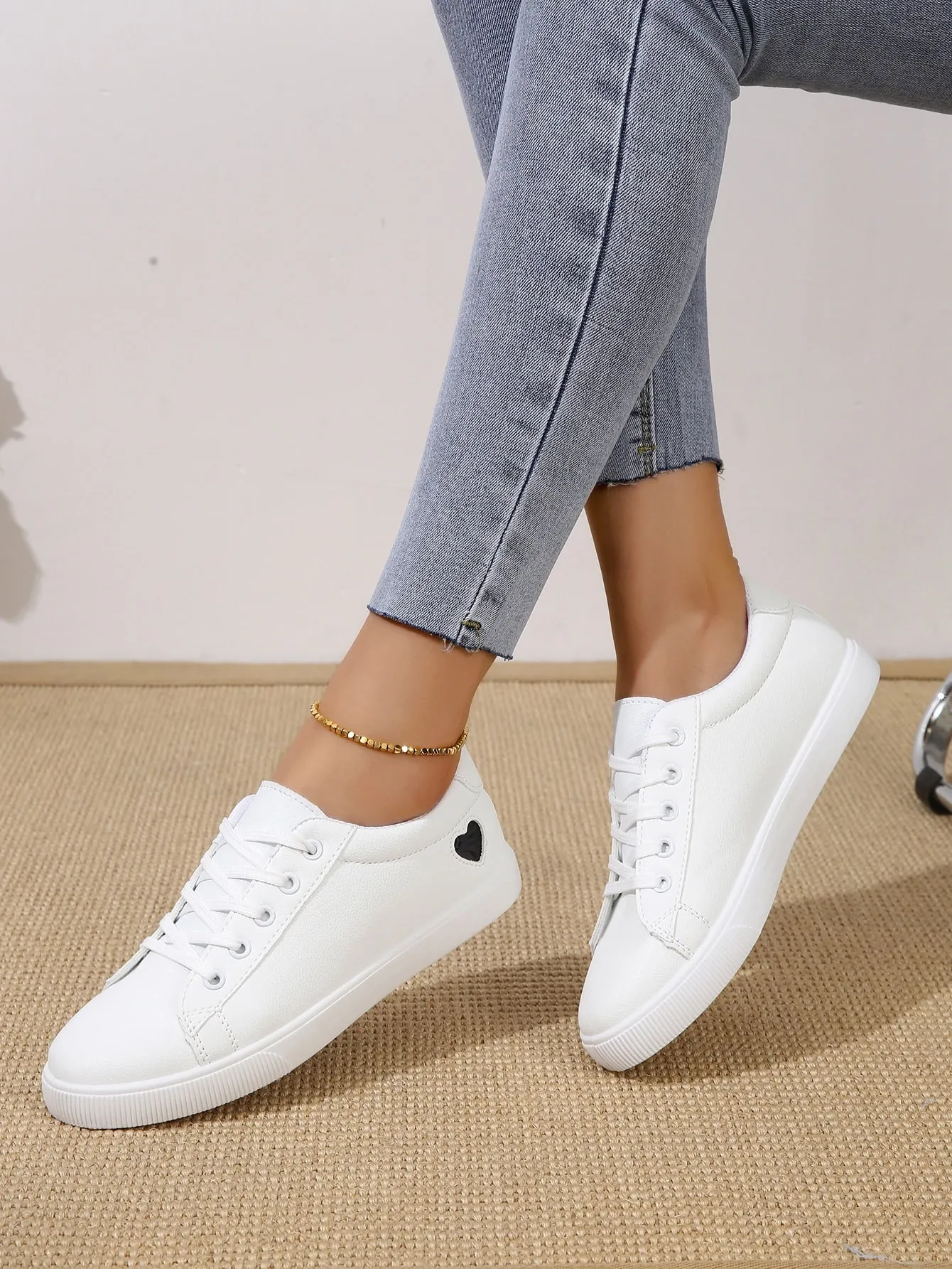 Comfortable Flat Athletic Shoes With Casual Lace-up Design