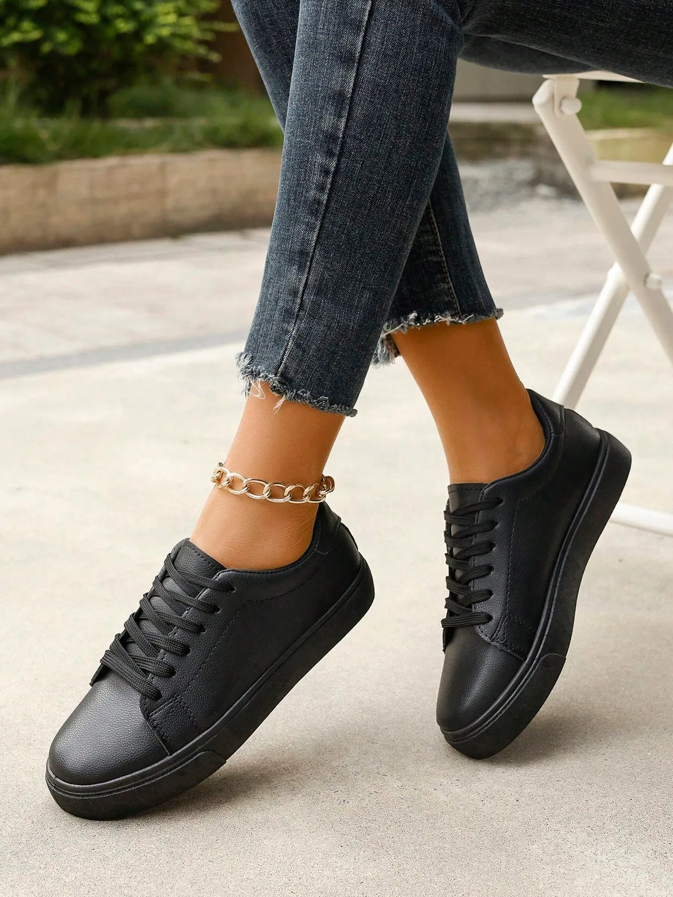 Comfortable Flat Athletic Shoes With Casual Lace-up Design