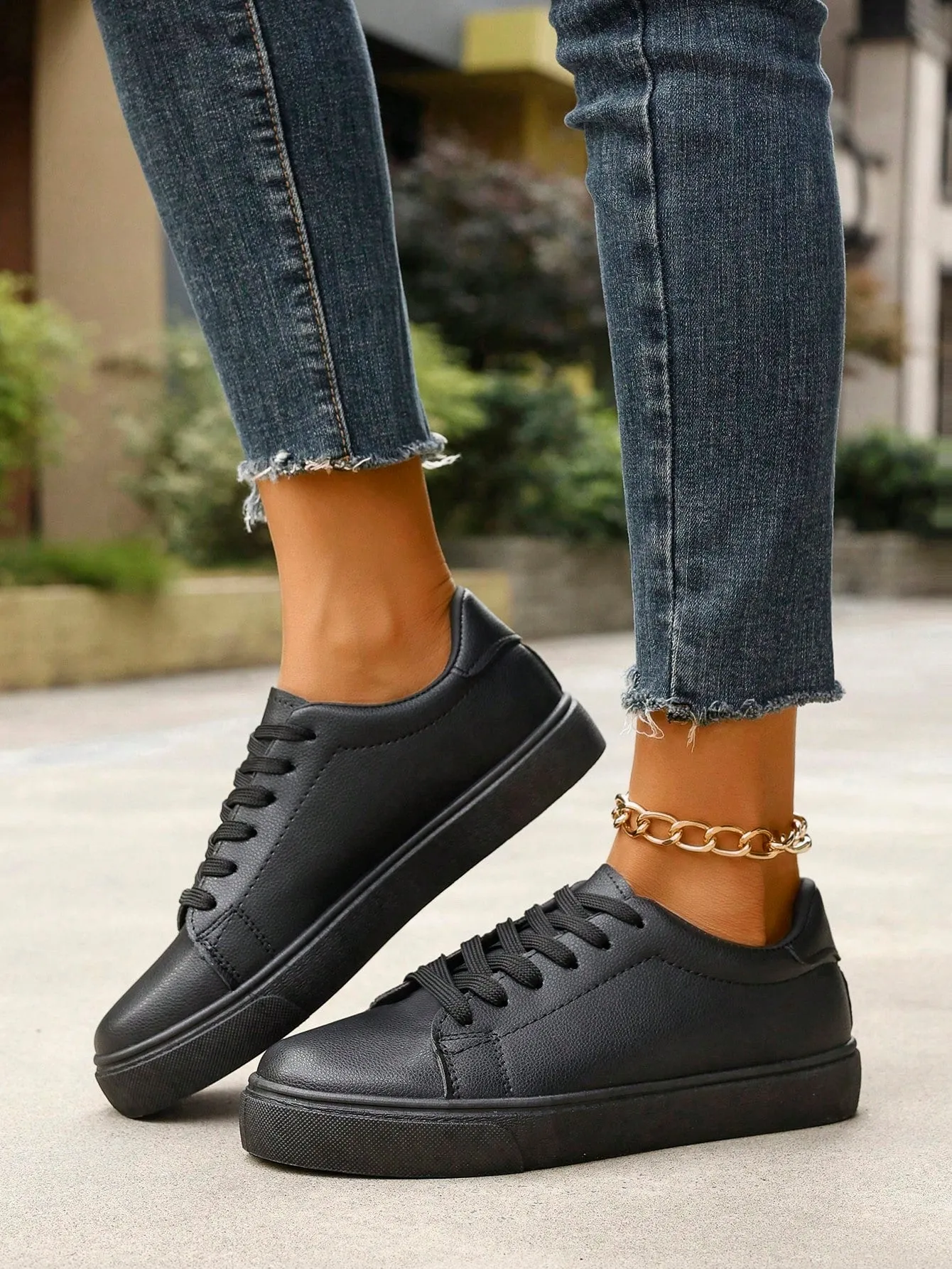 Comfortable Flat Athletic Shoes With Casual Lace-up Design