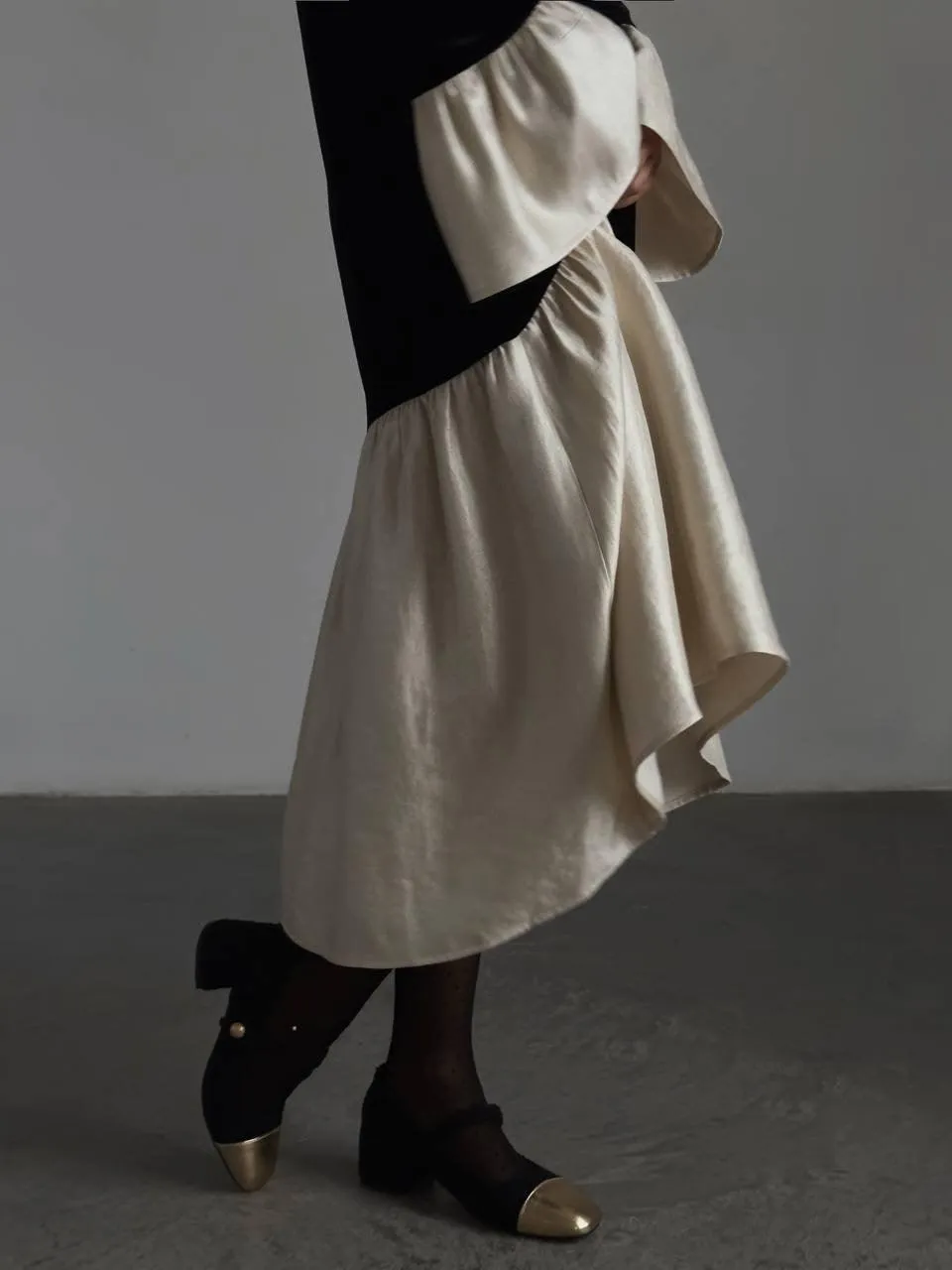 Elegant Black and White Contrast Detail Velvet Dress