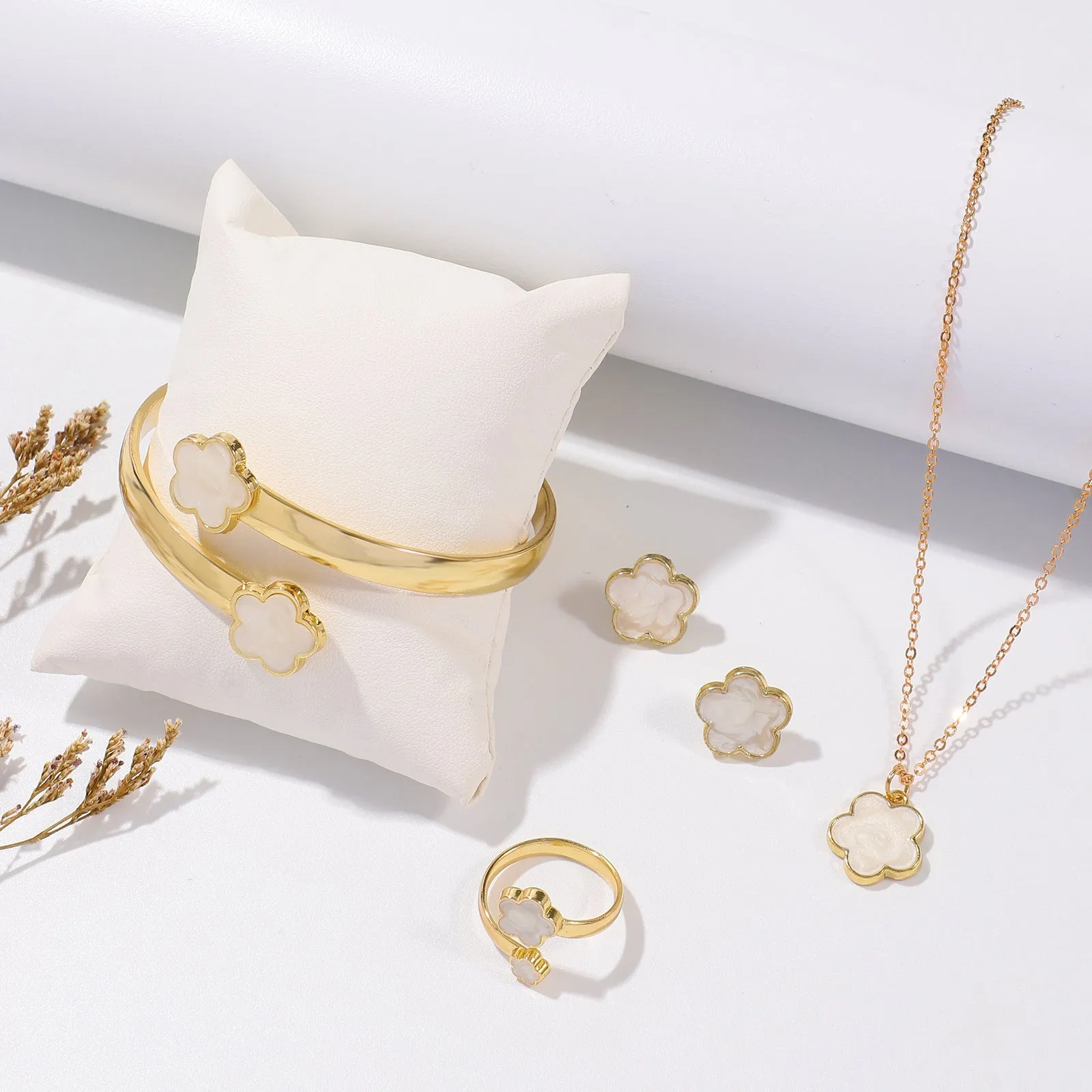 Five Petal Flower Jewelry Set – Fashion Earring, Bracelet & Necklace Set with Lucky Five-Leaf Flower Design