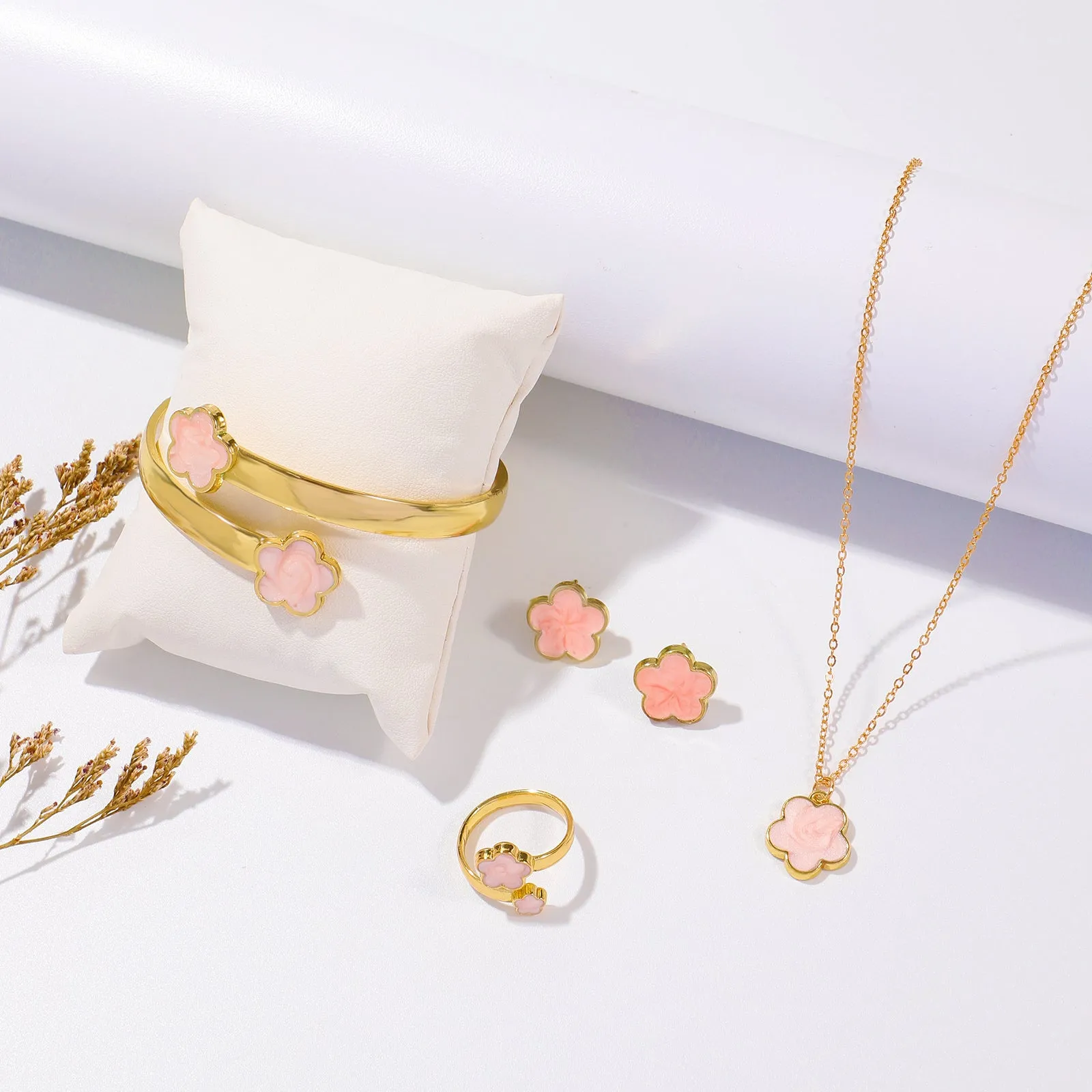 Five Petal Flower Jewelry Set – Fashion Earring, Bracelet & Necklace Set with Lucky Five-Leaf Flower Design