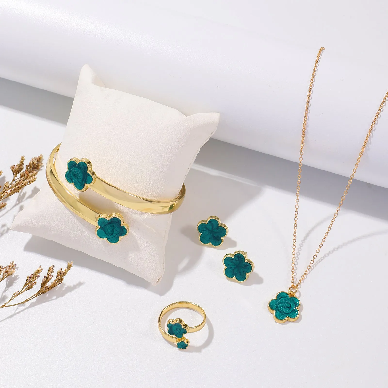 Five Petal Flower Jewelry Set – Fashion Earring, Bracelet & Necklace Set with Lucky Five-Leaf Flower Design