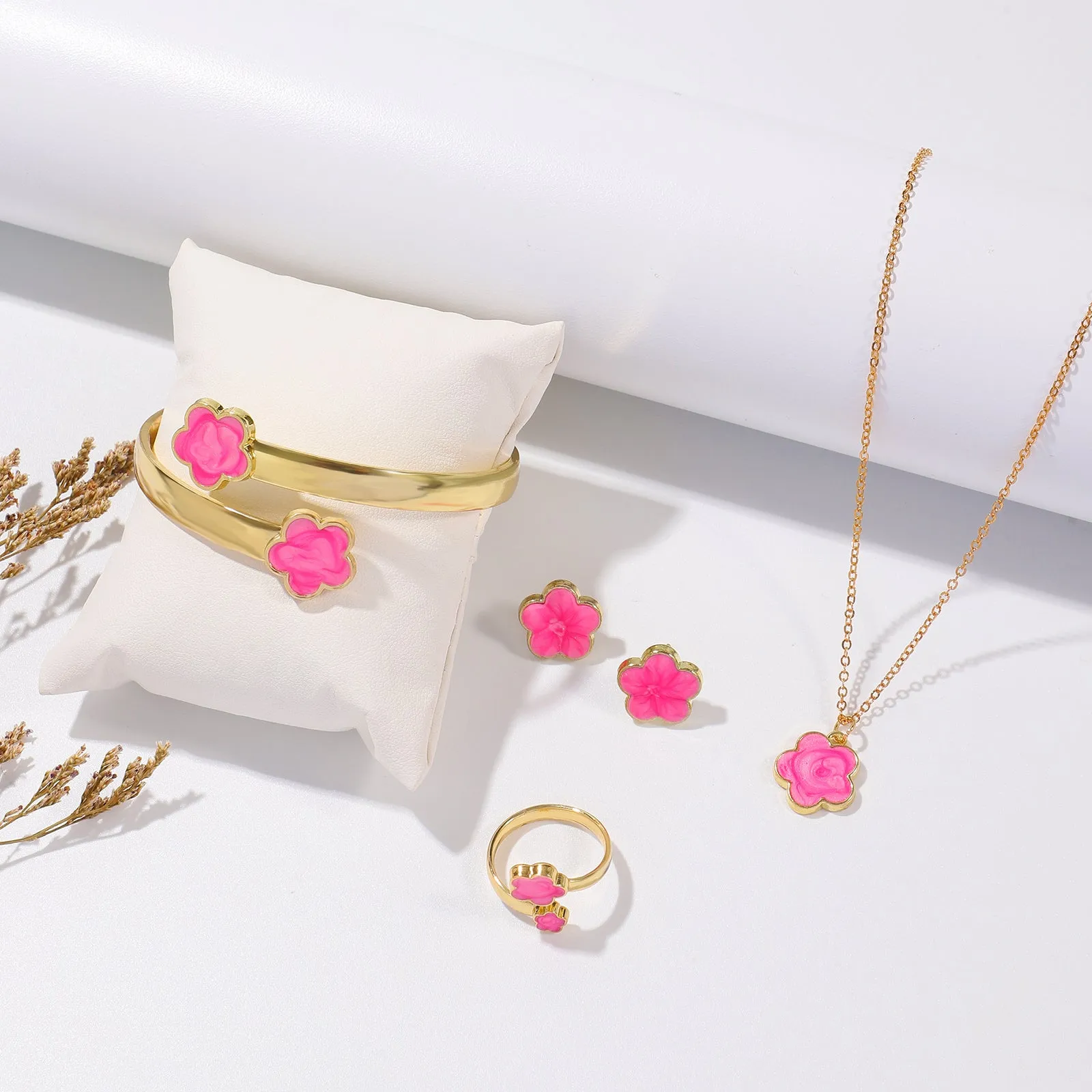 Five Petal Flower Jewelry Set – Fashion Earring, Bracelet & Necklace Set with Lucky Five-Leaf Flower Design