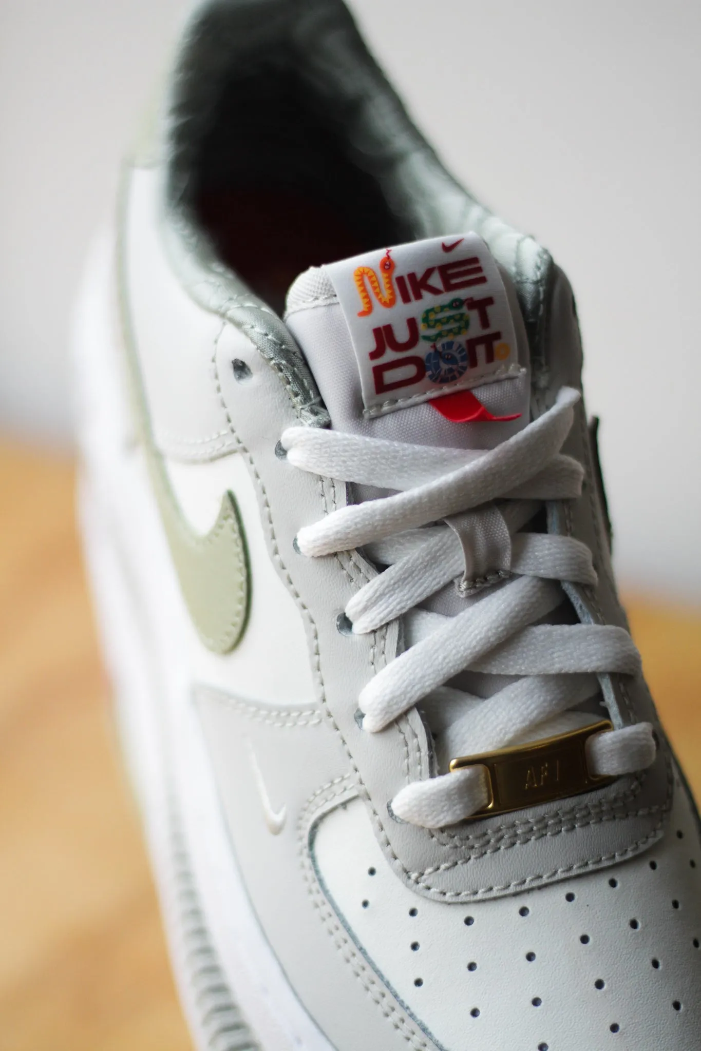 NIKE AIR FORCE 1 LV8 (GS) "SAIL/OLIVE AURA-WHITE-LIGHT BONE"