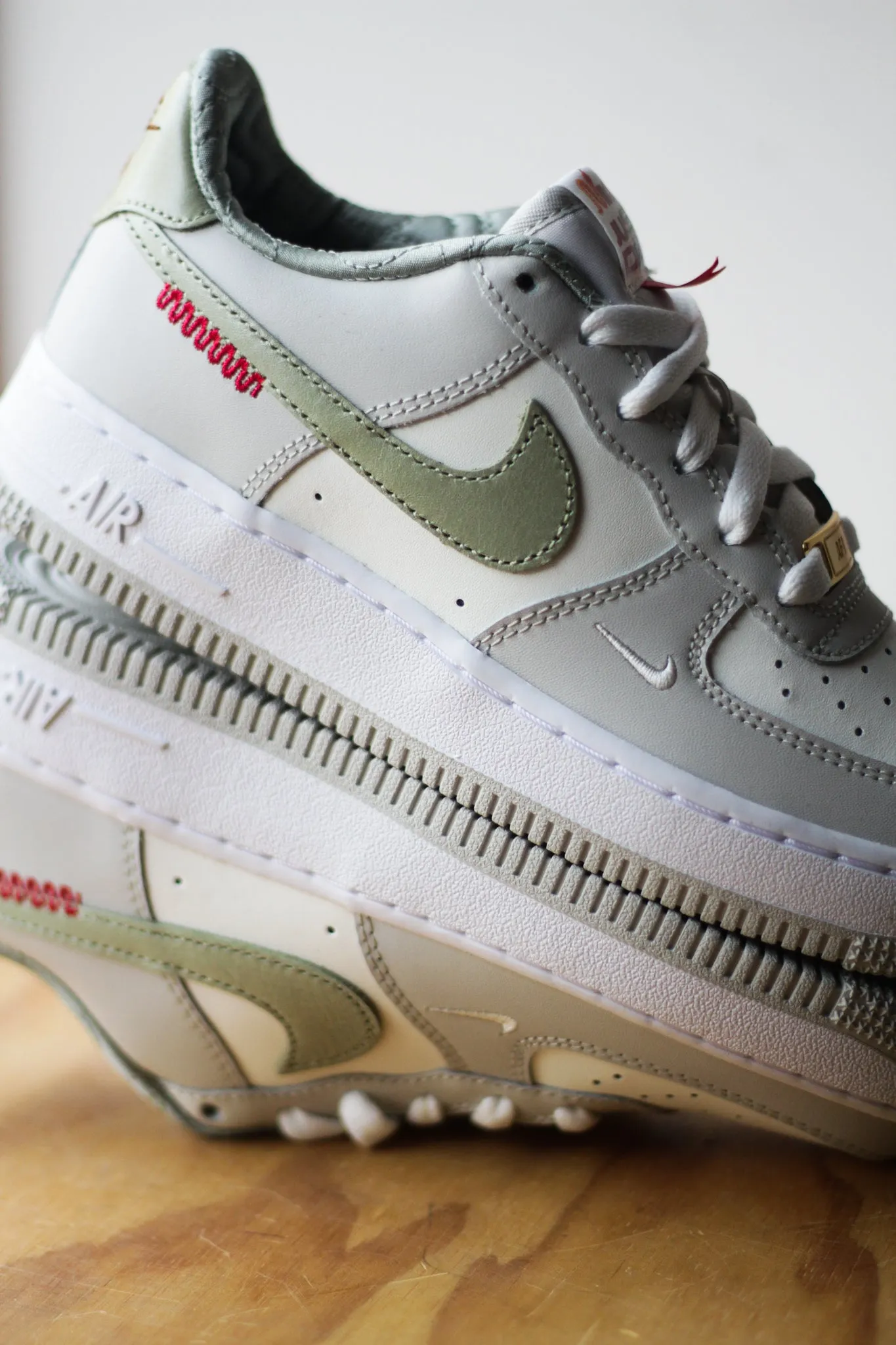NIKE AIR FORCE 1 LV8 (GS) "SAIL/OLIVE AURA-WHITE-LIGHT BONE"
