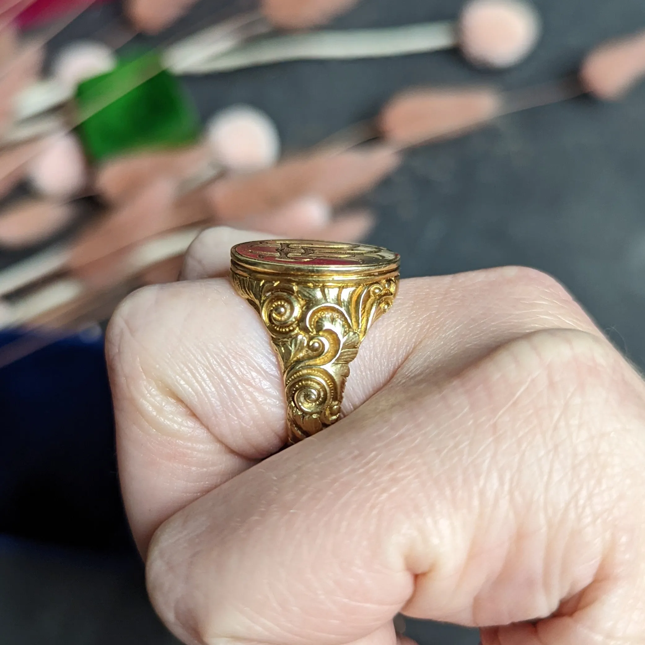 Scofield & Co. Art Nouveau 14 Karat Yellow Gold Scrolling Unisex Signet Ring