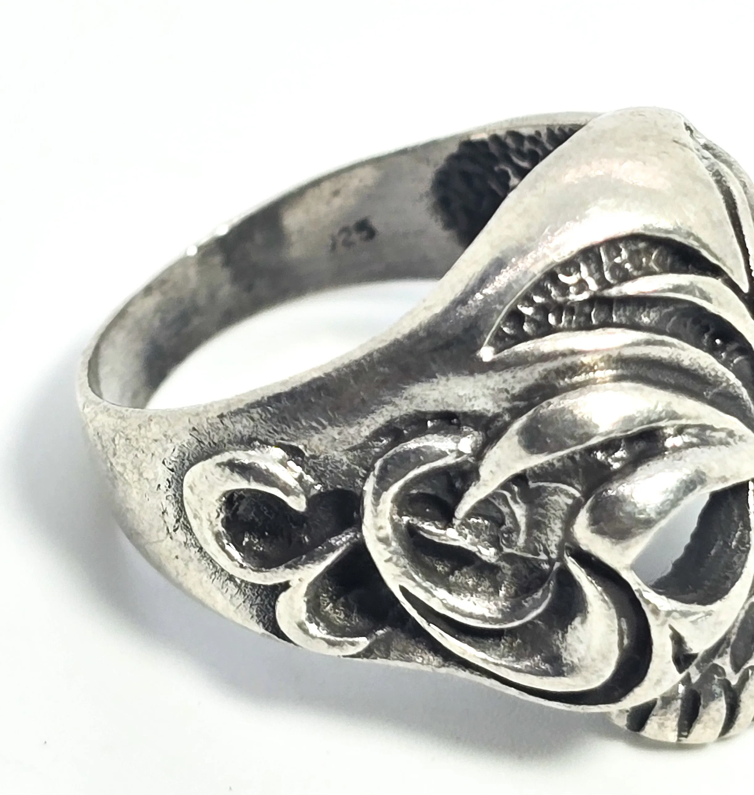Tribal skull retro biker thick sterling silver skull with open eyes men's ring size 9.5