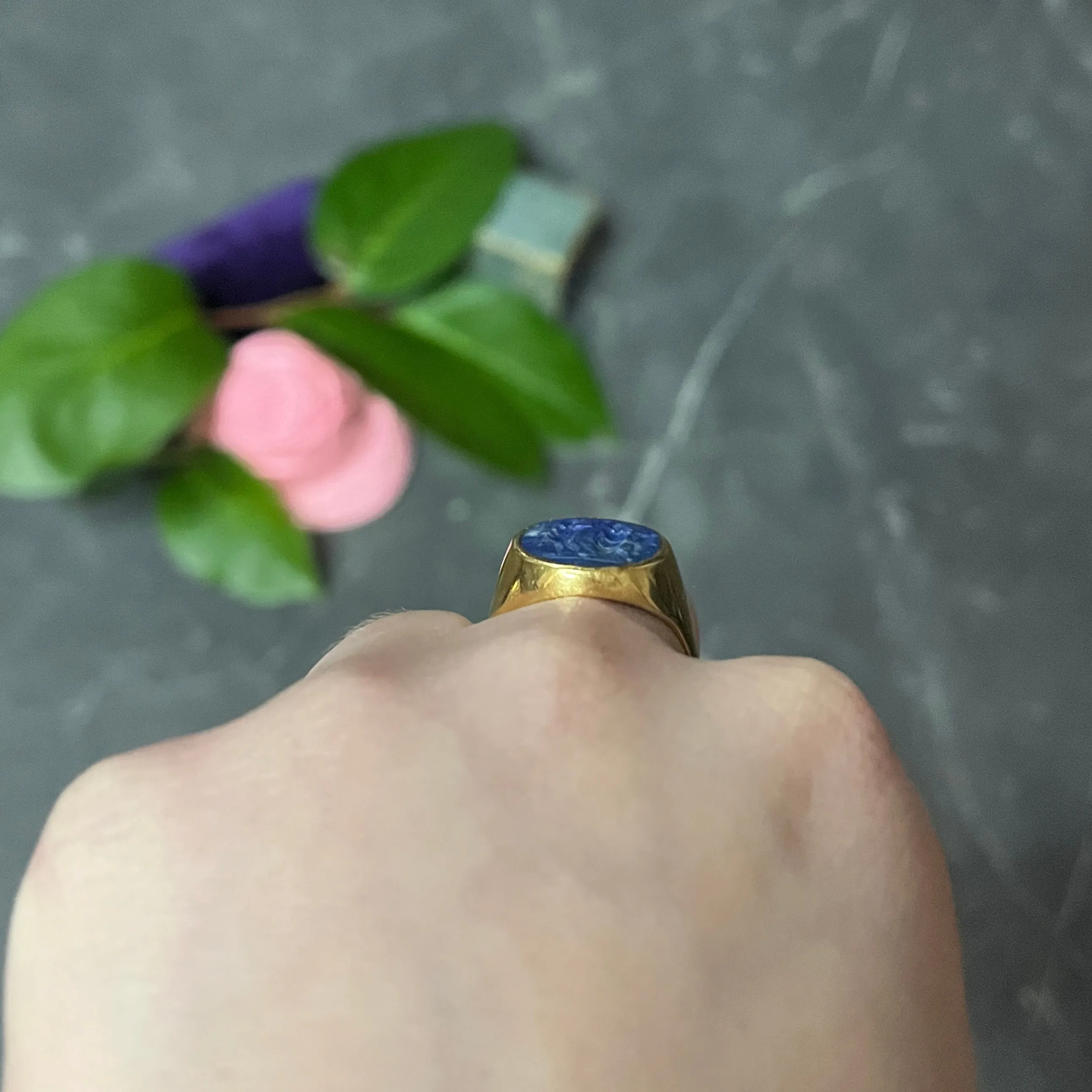 Vintage Italian Lapis Lazuli 18 Karat Yellow Gold Unisex Intaglio Signet Ring