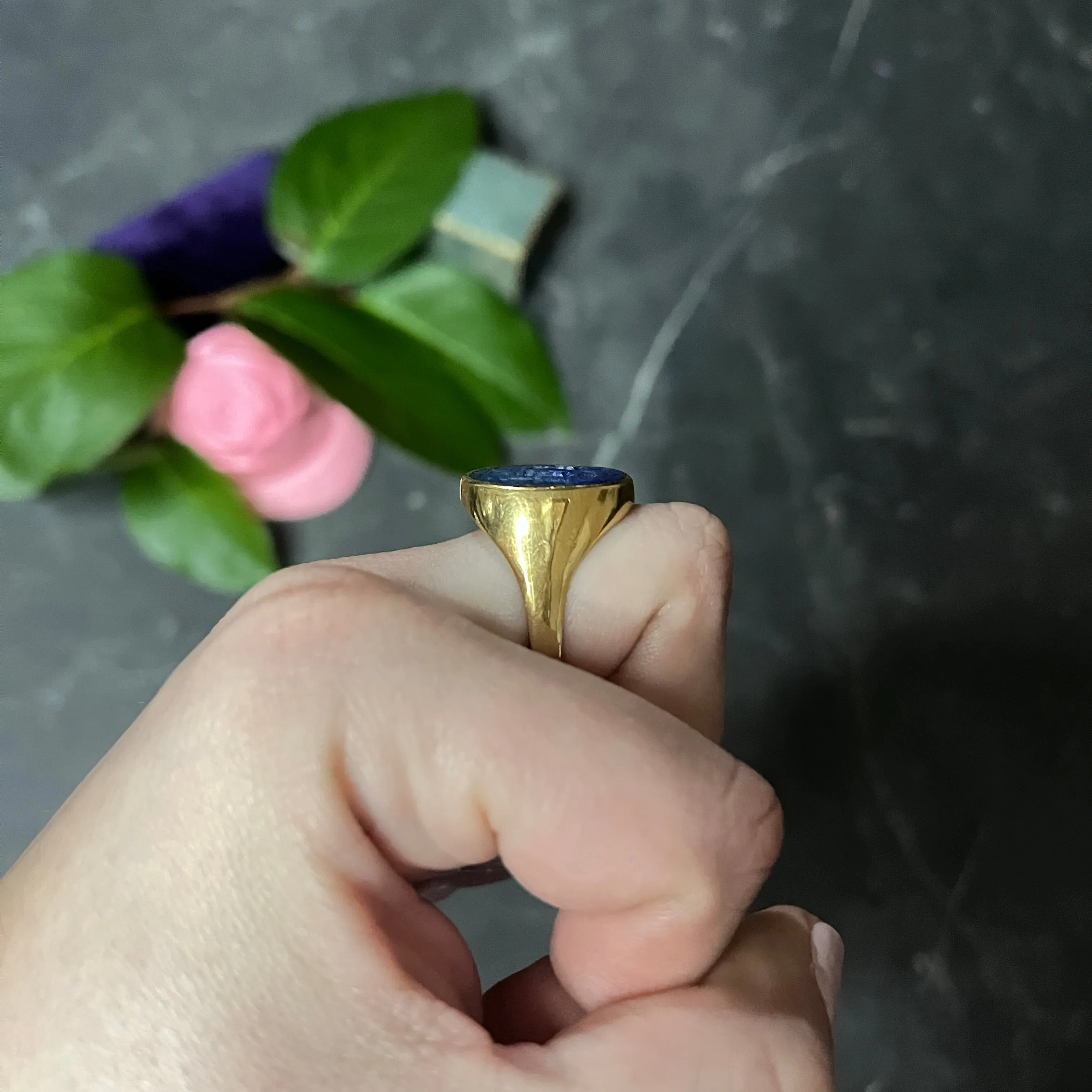 Vintage Italian Lapis Lazuli 18 Karat Yellow Gold Unisex Intaglio Signet Ring