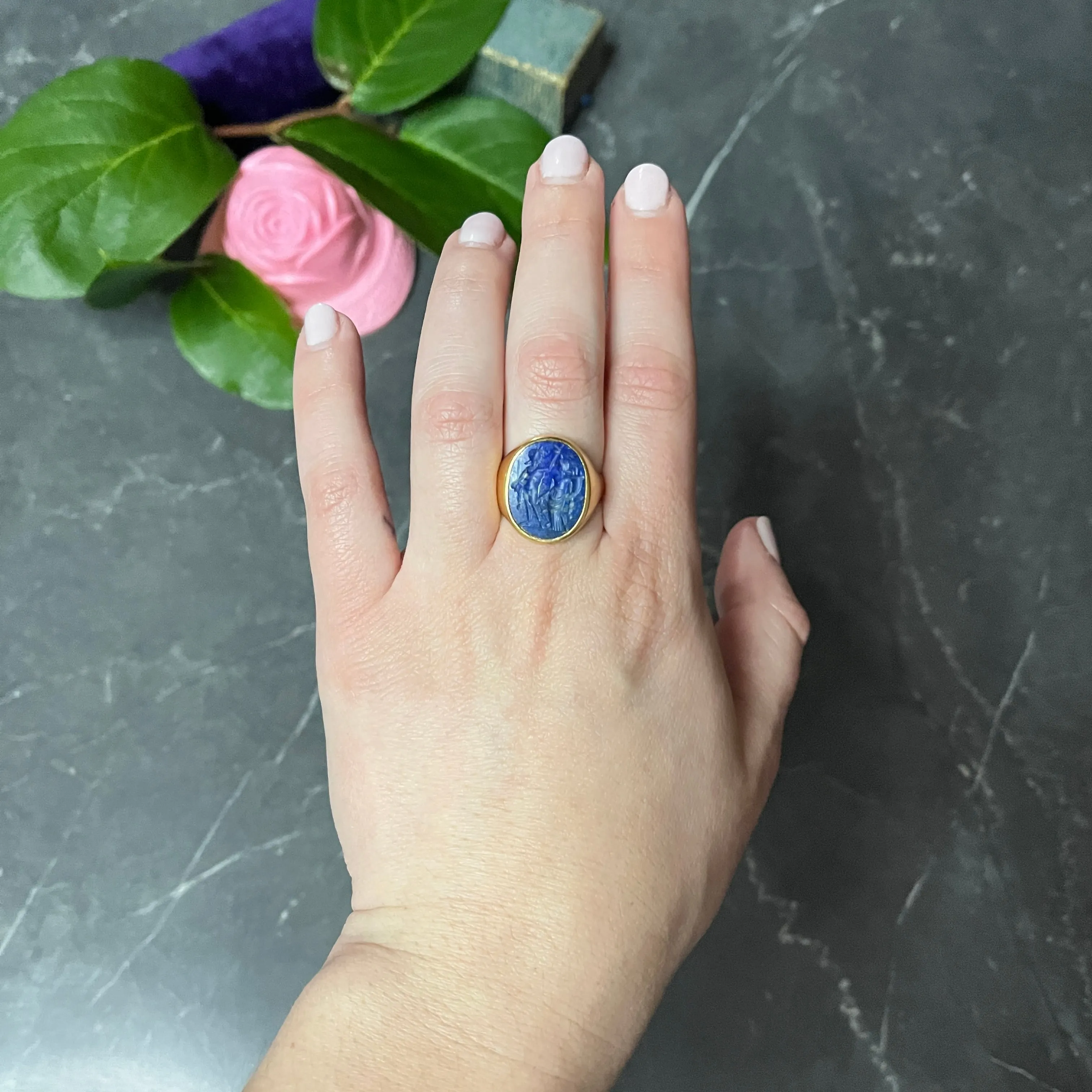 Vintage Italian Lapis Lazuli 18 Karat Yellow Gold Unisex Intaglio Signet Ring