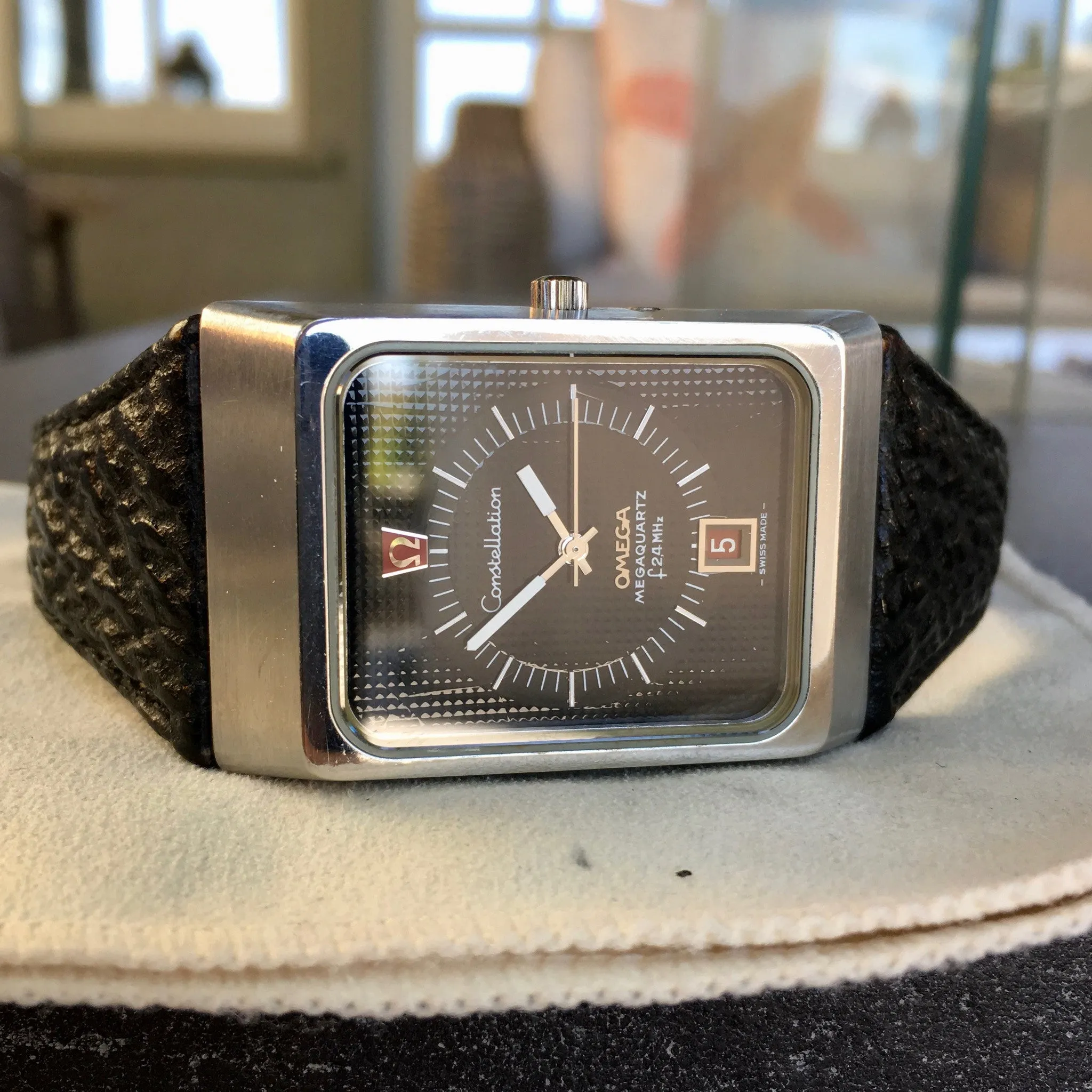 Vintage Omega Megaquartz F2.4MHz 196.0013 Black Dial 3223 Quartz Cal. 1510 Wristwatch 1970's