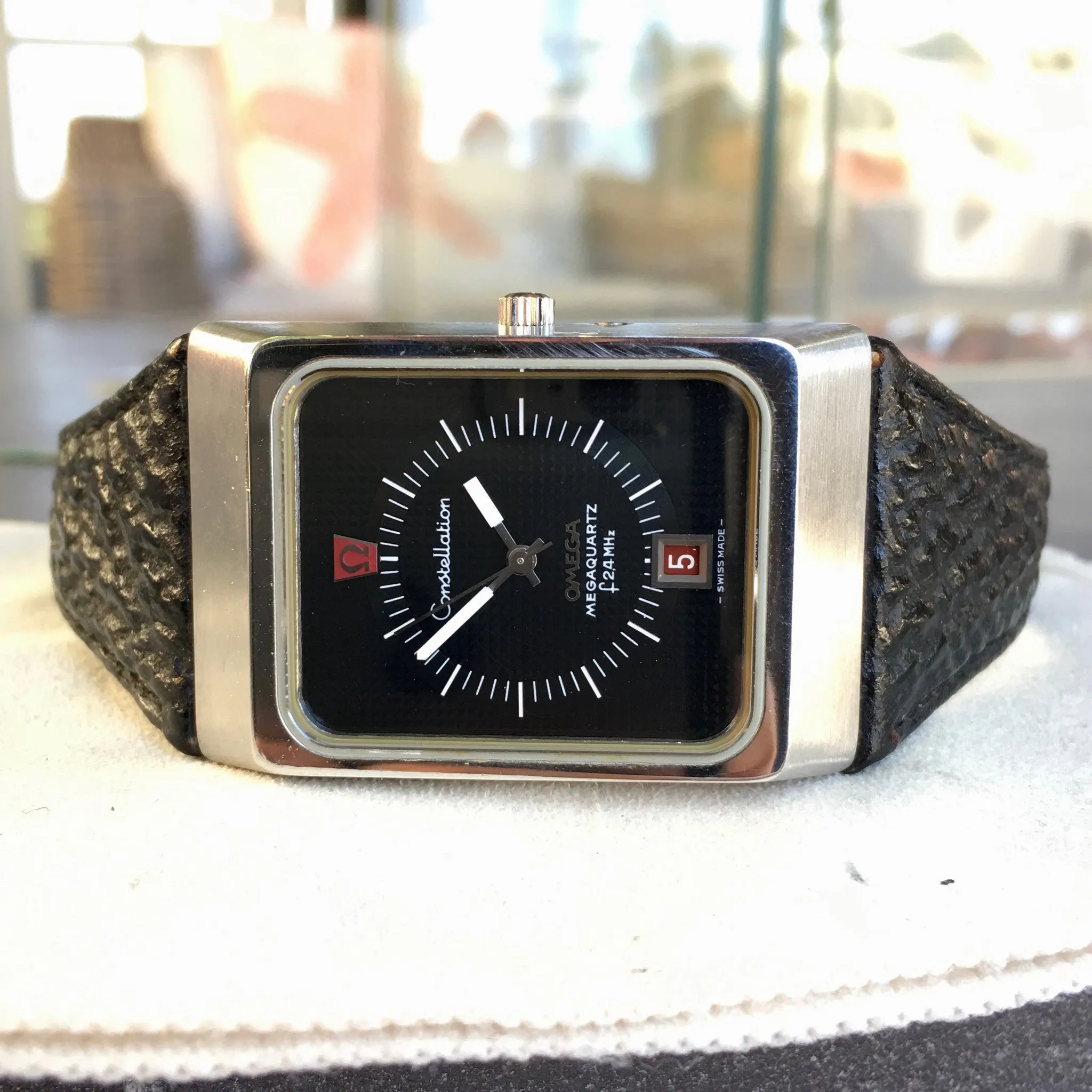Vintage Omega Megaquartz F2.4MHz 196.0013 Black Dial 3223 Quartz Cal. 1510 Wristwatch 1970's